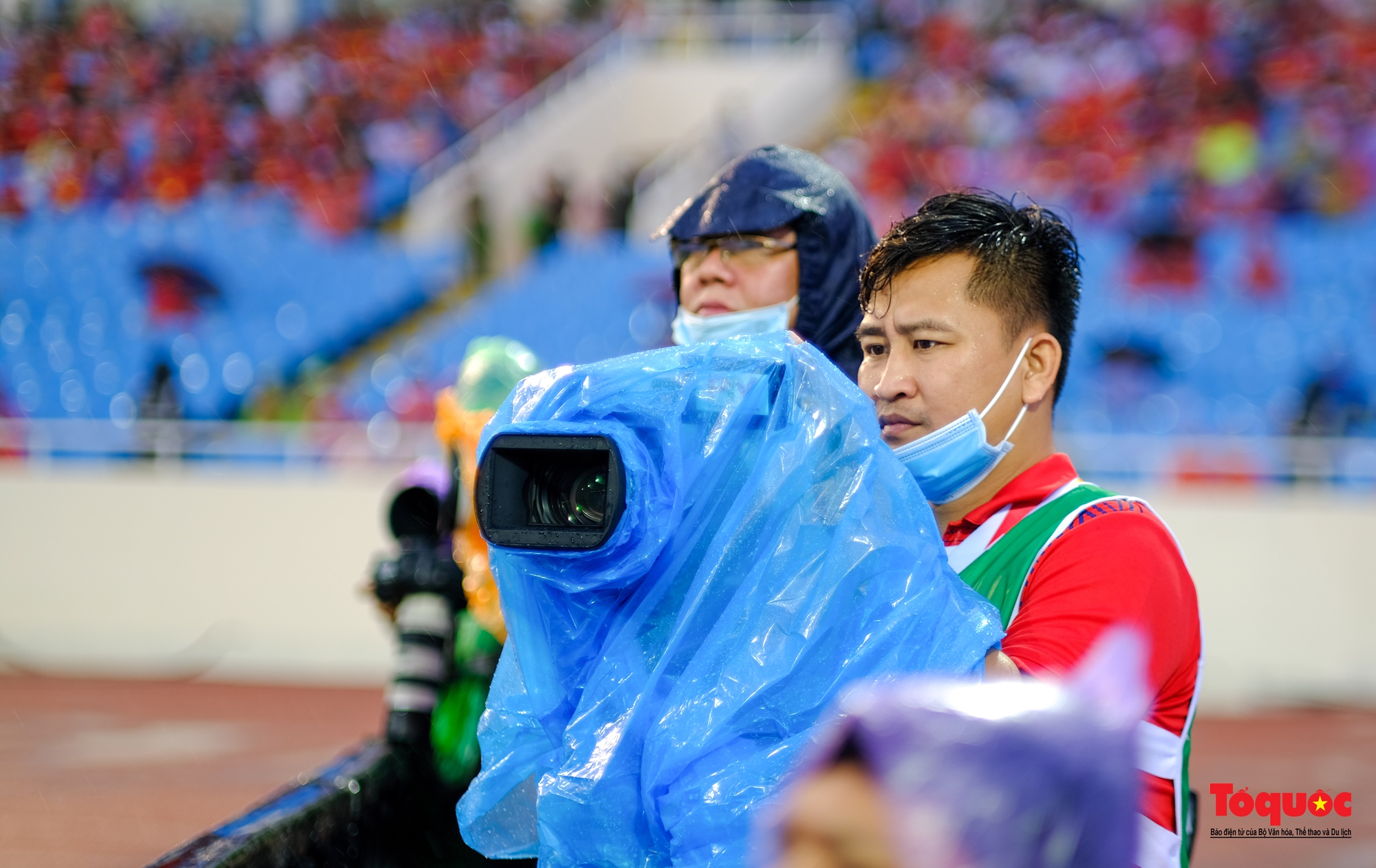 Hình ảnh những phóng viên ảnh dầm mưa ghi lại những khoảng khắc vàng của bóng đá Việt Nam - Ảnh 30.