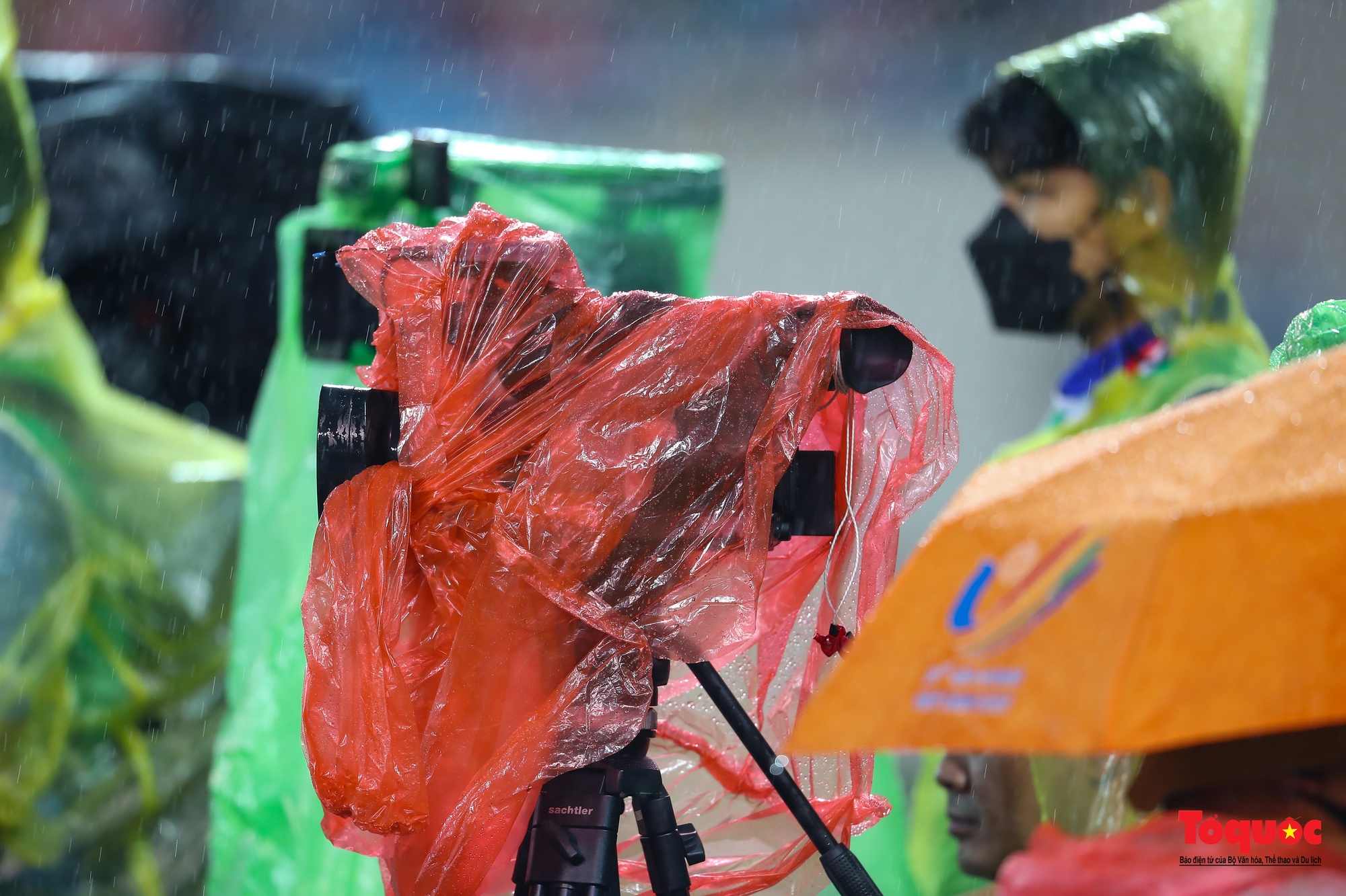 Hình ảnh những phóng viên ảnh dầm mưa ghi lại những khoảng khắc vàng của bóng đá Việt Nam - Ảnh 25.