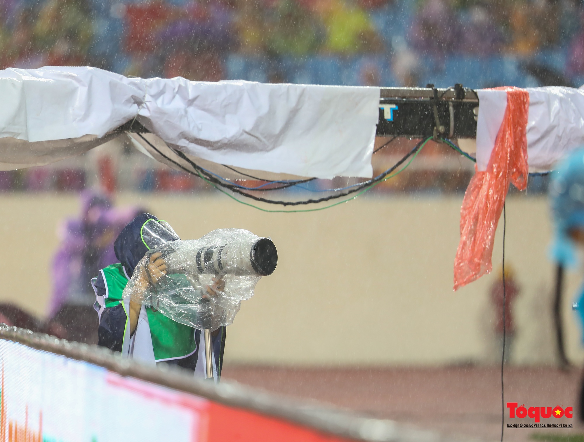 Hình ảnh những phóng viên ảnh dầm mưa ghi lại những khoảng khắc vàng của bóng đá Việt Nam - Ảnh 9.