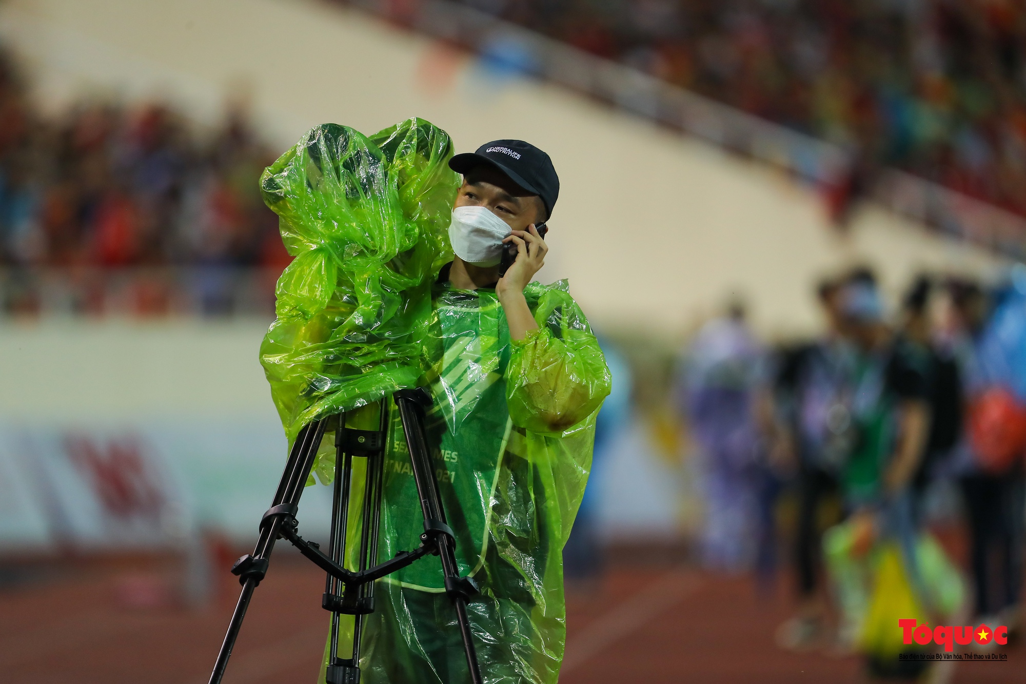 Hình ảnh những phóng viên ảnh dầm mưa ghi lại những khoảng khắc vàng của bóng đá Việt Nam - Ảnh 6.