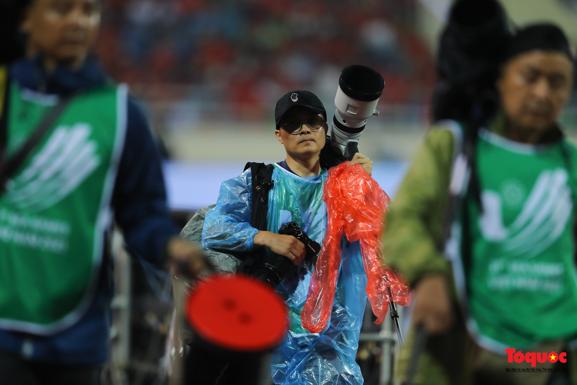Hình ảnh những phóng viên ảnh dầm mưa ghi lại những khoảng khắc vàng của bóng đá Việt Nam - Ảnh 26.