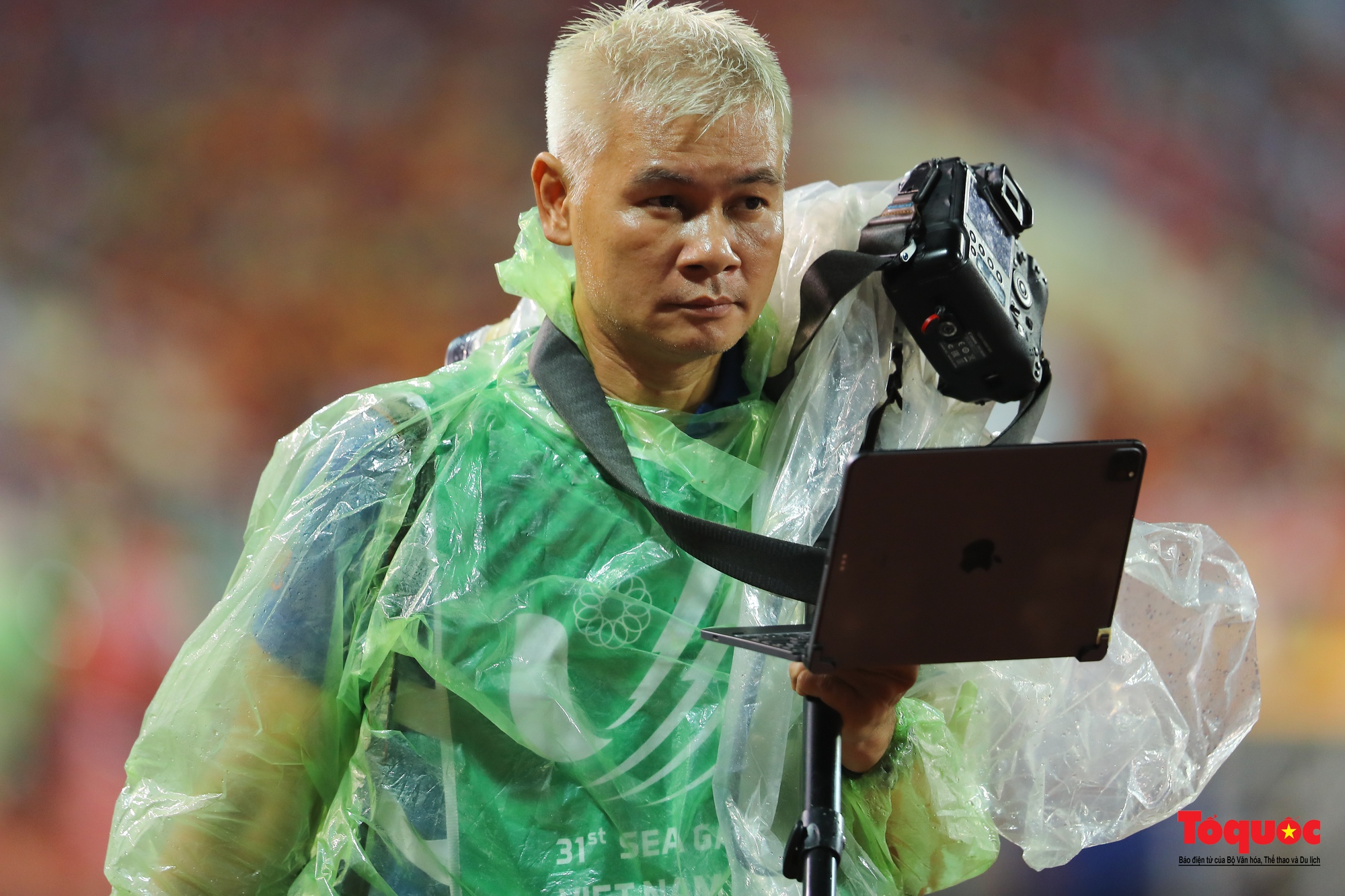 Hình ảnh những phóng viên ảnh dầm mưa ghi lại những khoảng khắc vàng của bóng đá Việt Nam - Ảnh 14.