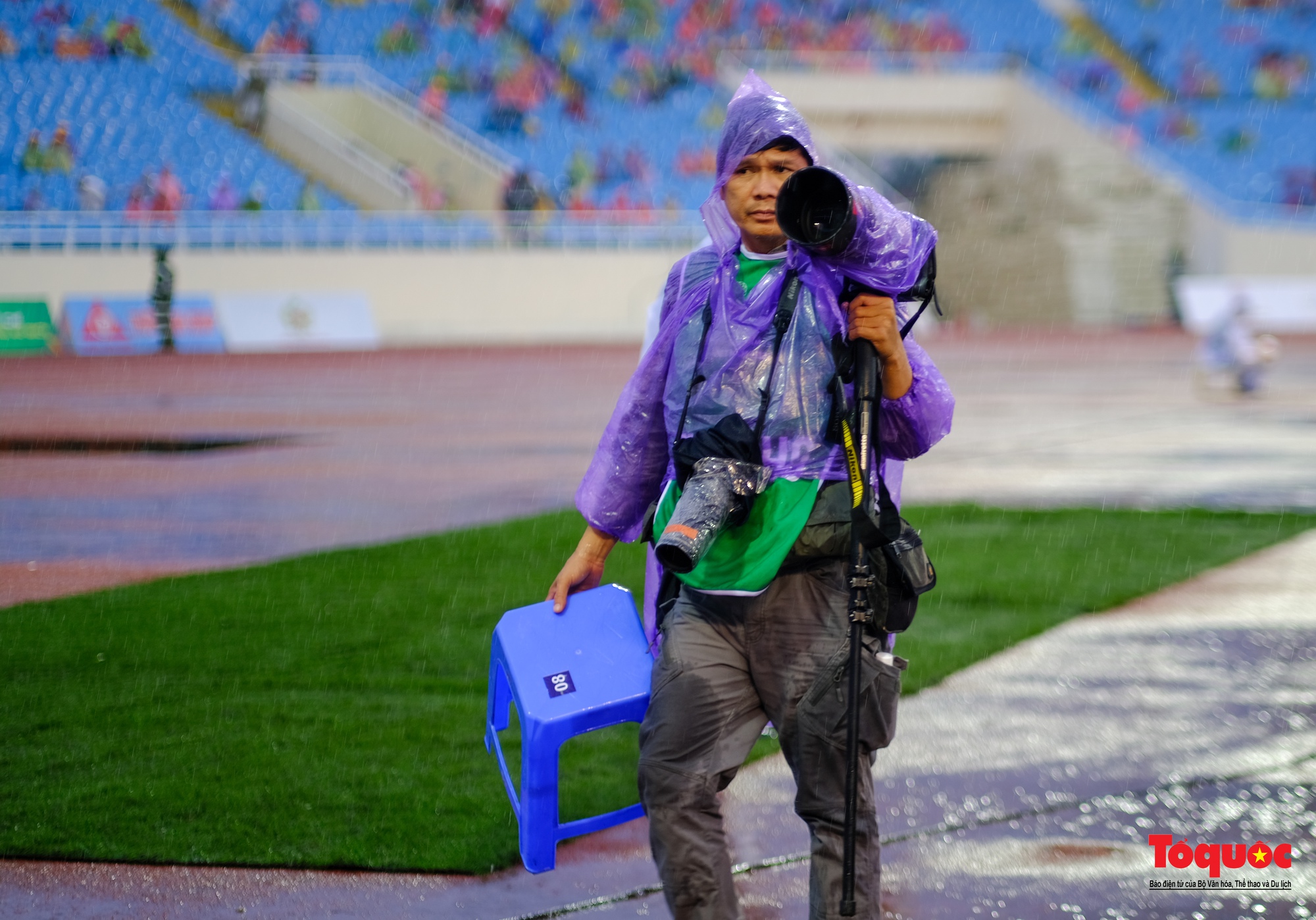 Hình ảnh những phóng viên ảnh dầm mưa ghi lại những khoảng khắc vàng của bóng đá Việt Nam - Ảnh 11.