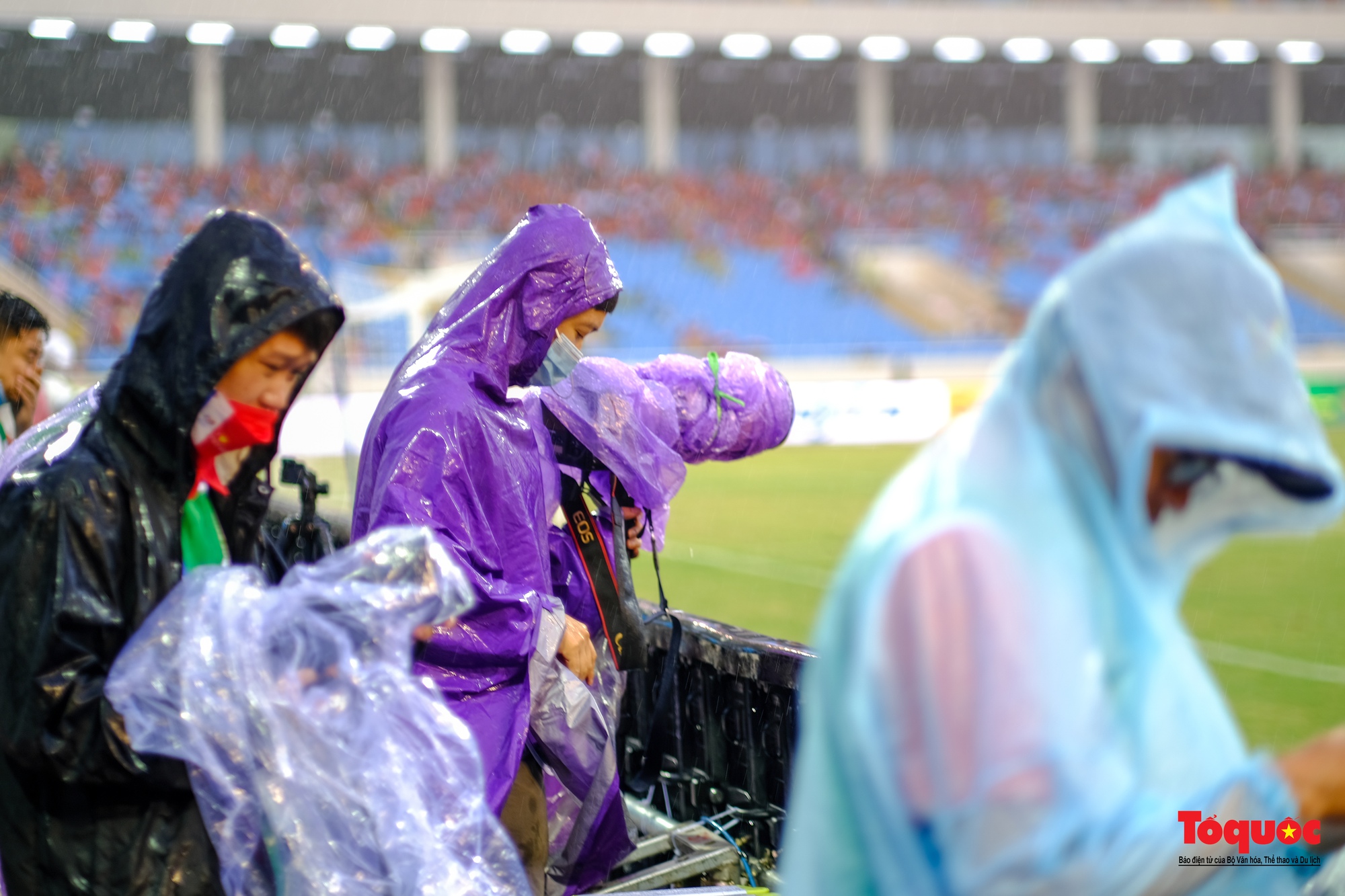 Hình ảnh những phóng viên ảnh dầm mưa ghi lại những khoảng khắc vàng của bóng đá Việt Nam - Ảnh 21.