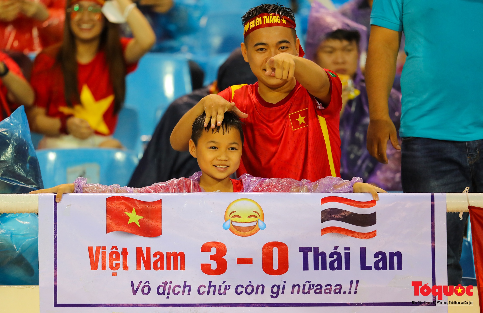 Hình ảnh những phóng viên ảnh dầm mưa ghi lại những khoảng khắc vàng của bóng đá Việt Nam - Ảnh 33.