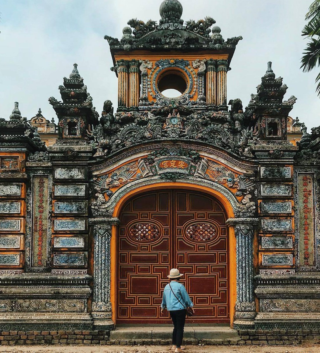 Nghề khảm sành sứ - Nghệ thuật từ mảnh vỡ ghi dấu ấn trường tồn lên những công trình trăm tuổi đặc trưng xứ Huế - Ảnh 13.