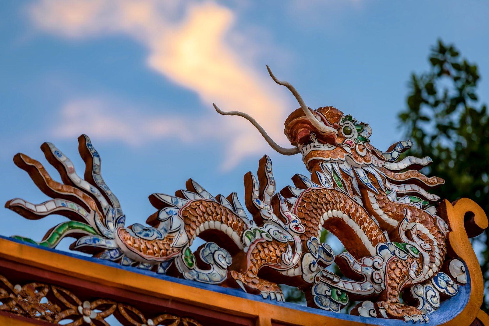 Nghề khảm sành sứ - Nghệ thuật từ mảnh vỡ ghi dấu ấn trường tồn lên những công trình trăm tuổi đặc trưng xứ Huế - Ảnh 4.