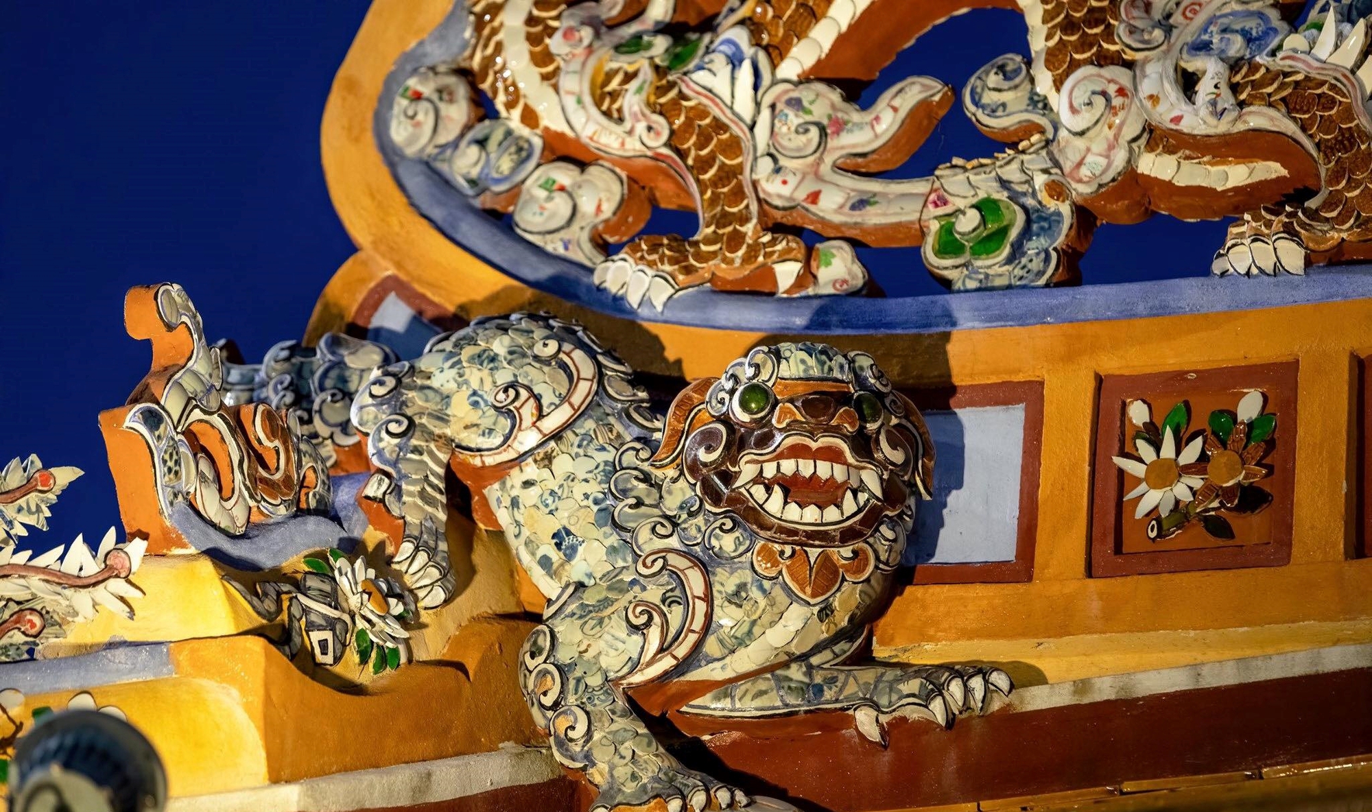 Nghề khảm sành sứ - Nghệ thuật từ mảnh vỡ ghi dấu ấn trường tồn lên những công trình trăm tuổi đặc trưng xứ Huế - Ảnh 3.