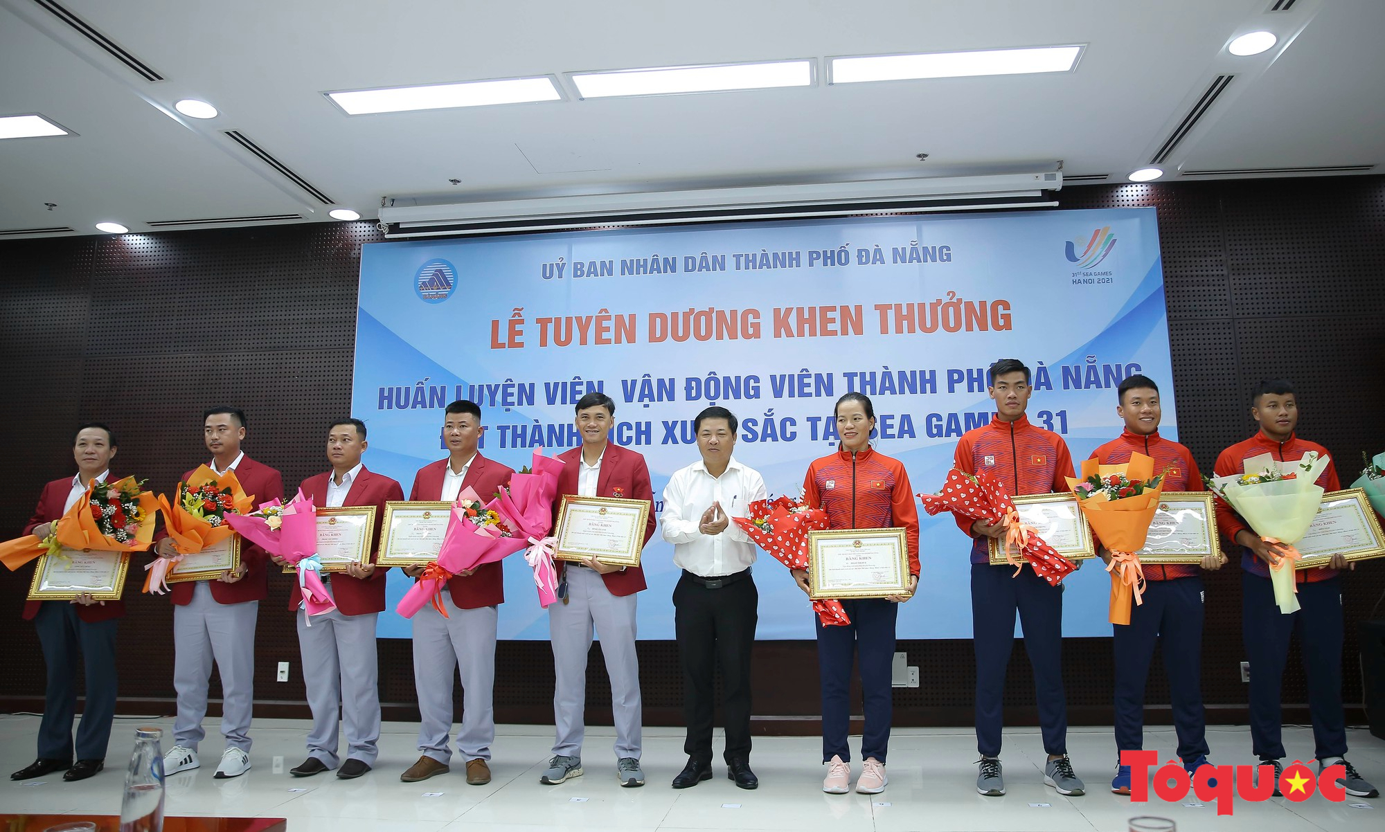 Đà Nẵng khen thưởng các HLV và VĐV đạt thành tích xuất sắc tại SEA Games 31 - Ảnh 1.