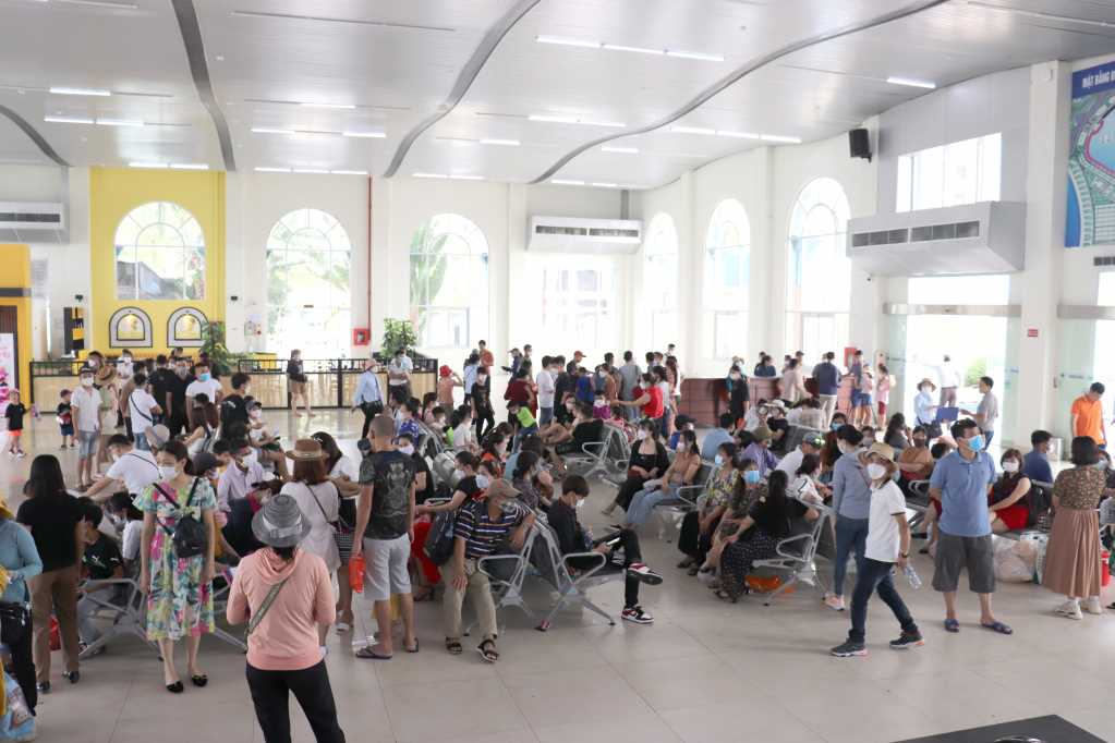 Quảng Ninh đón gần 340.000 lượt khách du lịch trong đợt nghỉ lễ 30/4-1/5 - Ảnh 4.