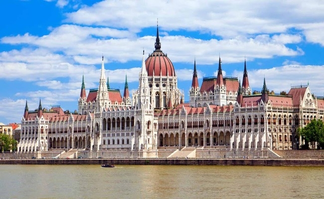 Tổ chức triển lãm ảnh “Tòa nhà Quốc hội Hungary” - Ảnh 1.