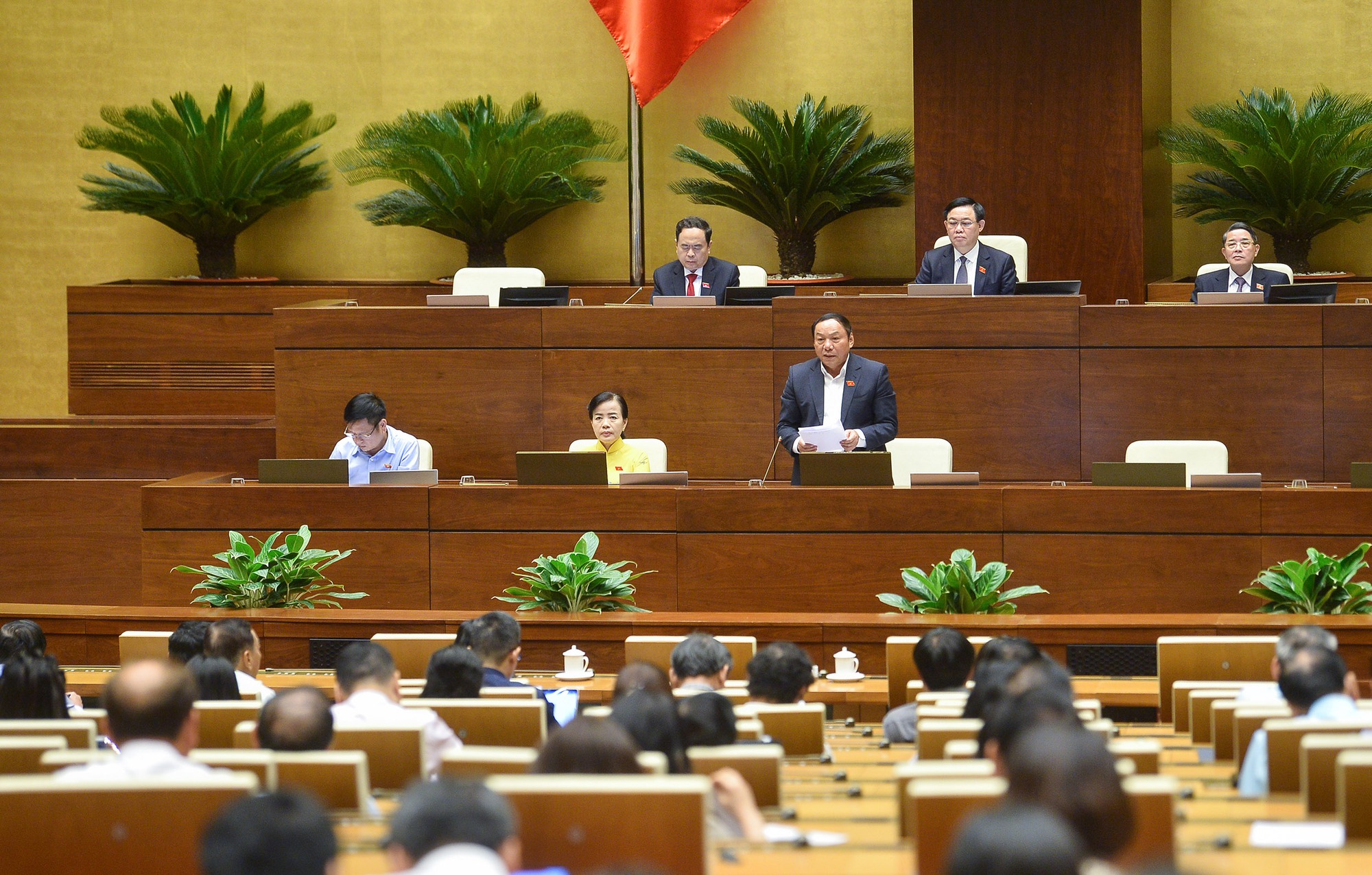 Bộ trưởng Nguyễn Văn Hùng làm rõ ý kiến của các đại biểu Quốc hội về dự thảo Luật Phòng, chống bạo lực gia đình (sửa đổi)  - Ảnh 1.