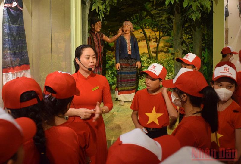 Bảo tàng tỉnh Quảng Bình đón hàng trăm lượt khách đến tham quan - Ảnh 2.
