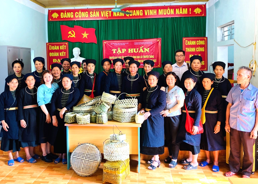Vụ Văn hoá dân tộc truyền dạy và bảo tồn nghề đan lát dân tộc Tày tại xã Phương Tiến - Ảnh 1.