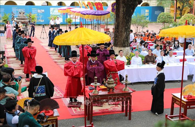 Hà Nội: Tái hiện nghi lễ ban quạt dịp Tết Đoan Ngọ tại Hoàng thành Thăng Long - Ảnh 2.