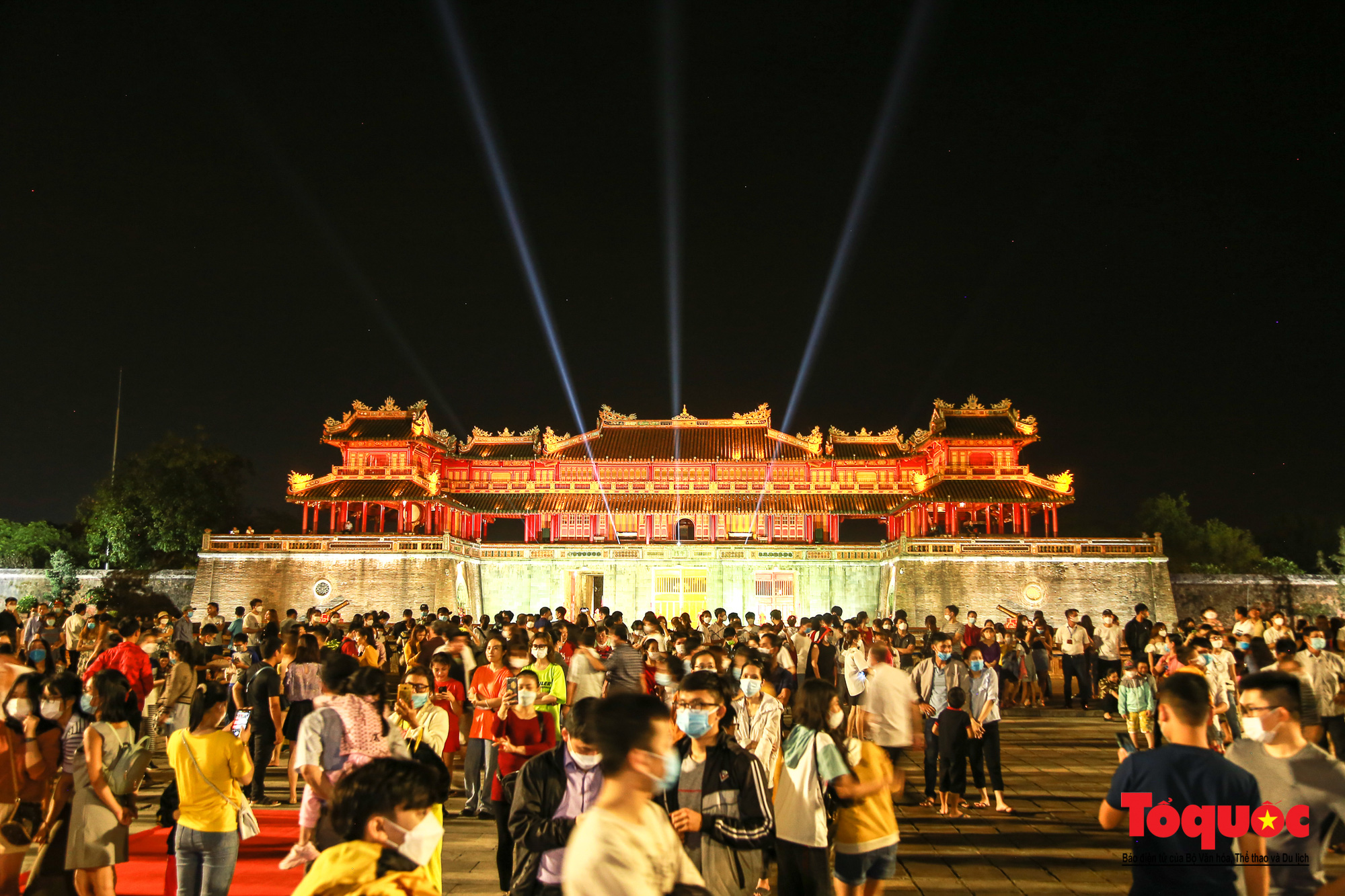 Tăng giờ tham quan ban ngày, mở cửa miễn phí về đêm tại Đại Nội Huế dịp Tuần lễ Festival Huế 2022 - Ảnh 1.