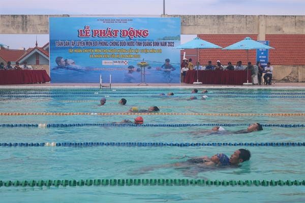 Quảng Bình phát động toàn dân tập luyện môn bơi - Ảnh 1.
