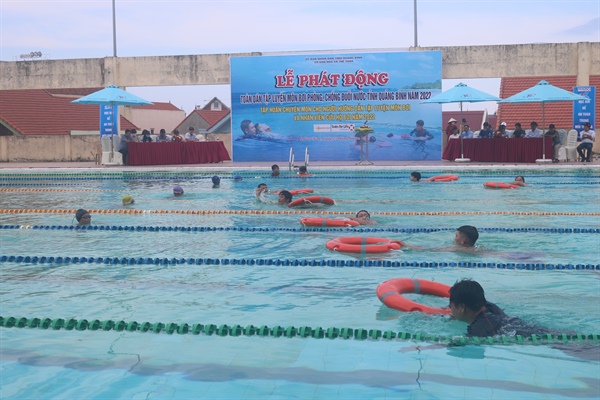 Quảng Bình phát động toàn dân tập luyện môn bơi - Ảnh 2.