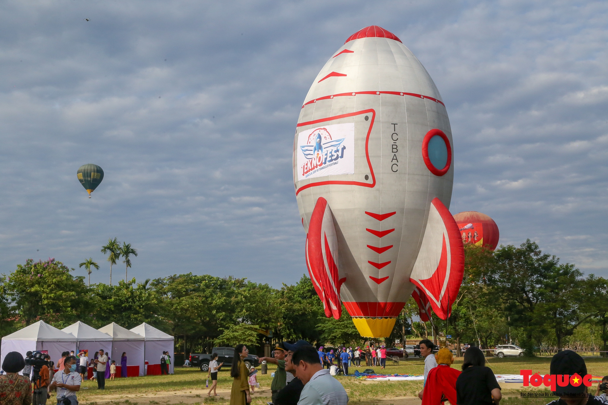 Rực rỡ sắc màu khinh khí cầu trên bầu trời Cố đô Huế - Ảnh 7.