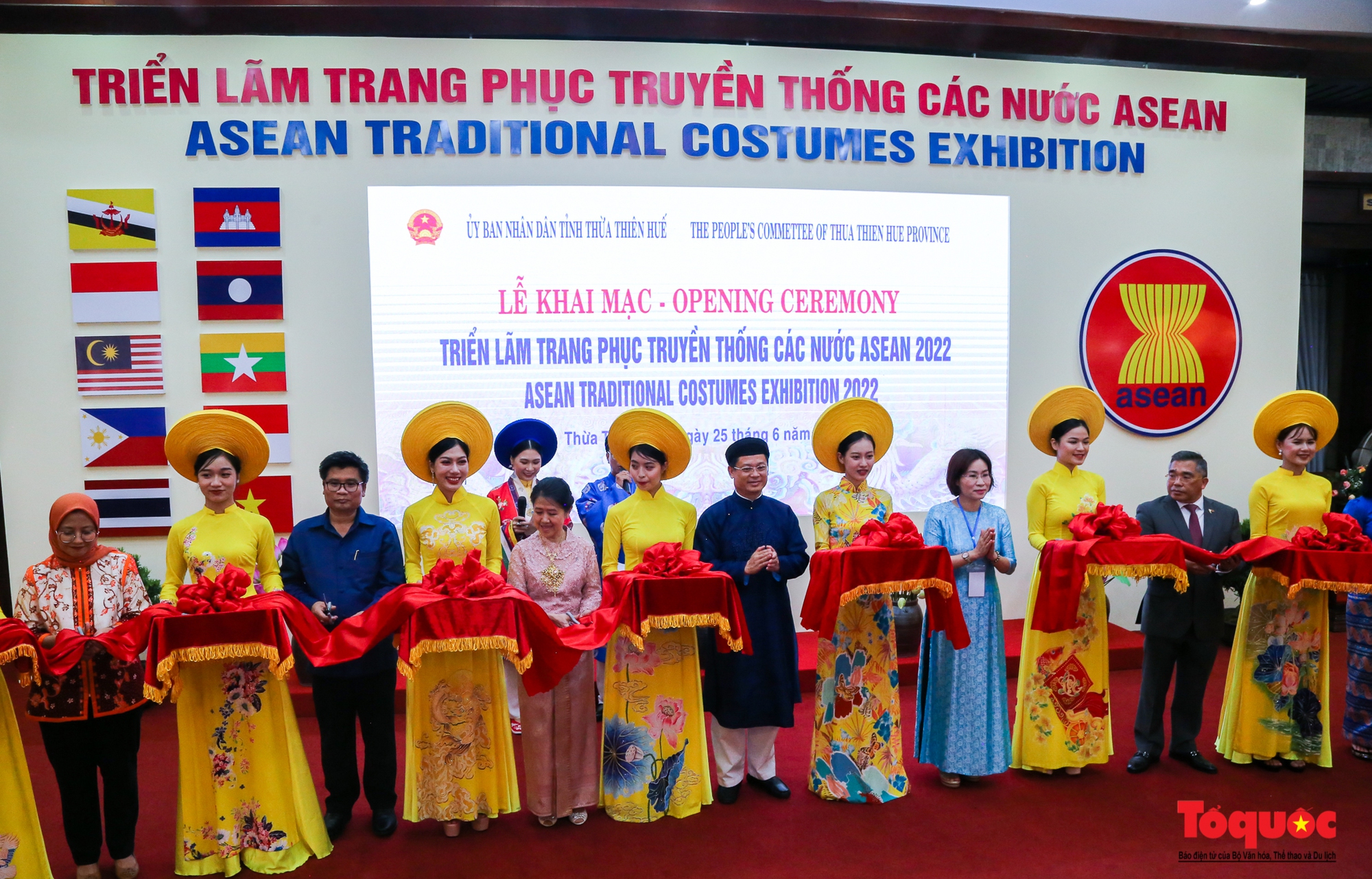 Khai mạc Triển lãm &quot;Trang phục truyền thống các nước ASEAN&quot; - Ảnh 1.