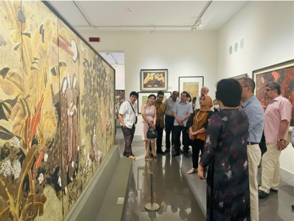 Các đại sứ, chuyên gia UNESCO choáng ngợp với nghệ thuật sơn mài Việt Nam - Ảnh 4.