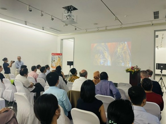 Các đại sứ, chuyên gia UNESCO choáng ngợp với nghệ thuật sơn mài Việt Nam - Ảnh 2.