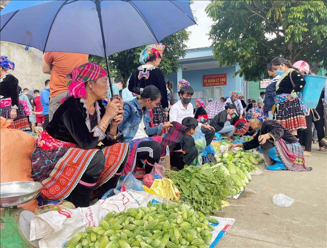 Lai Châu phát triển chợ phiên, góp phần gìn giữ nét văn hóa dân tộc - Ảnh 1.