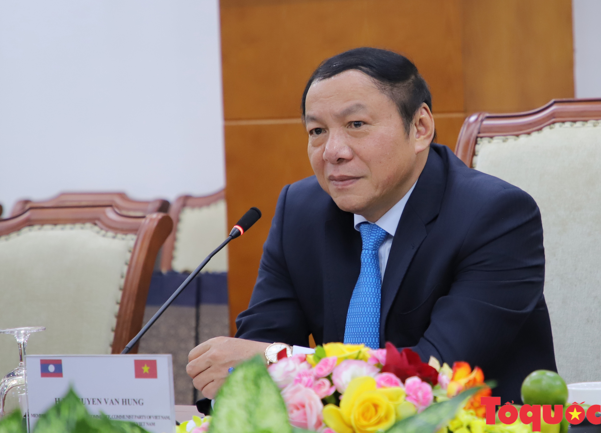 Bộ trưởng Nguyễn Văn Hùng hội đàm với Bộ trưởng Bộ Thông tin, Văn hóa và Du lịch Lào - Ảnh 1.