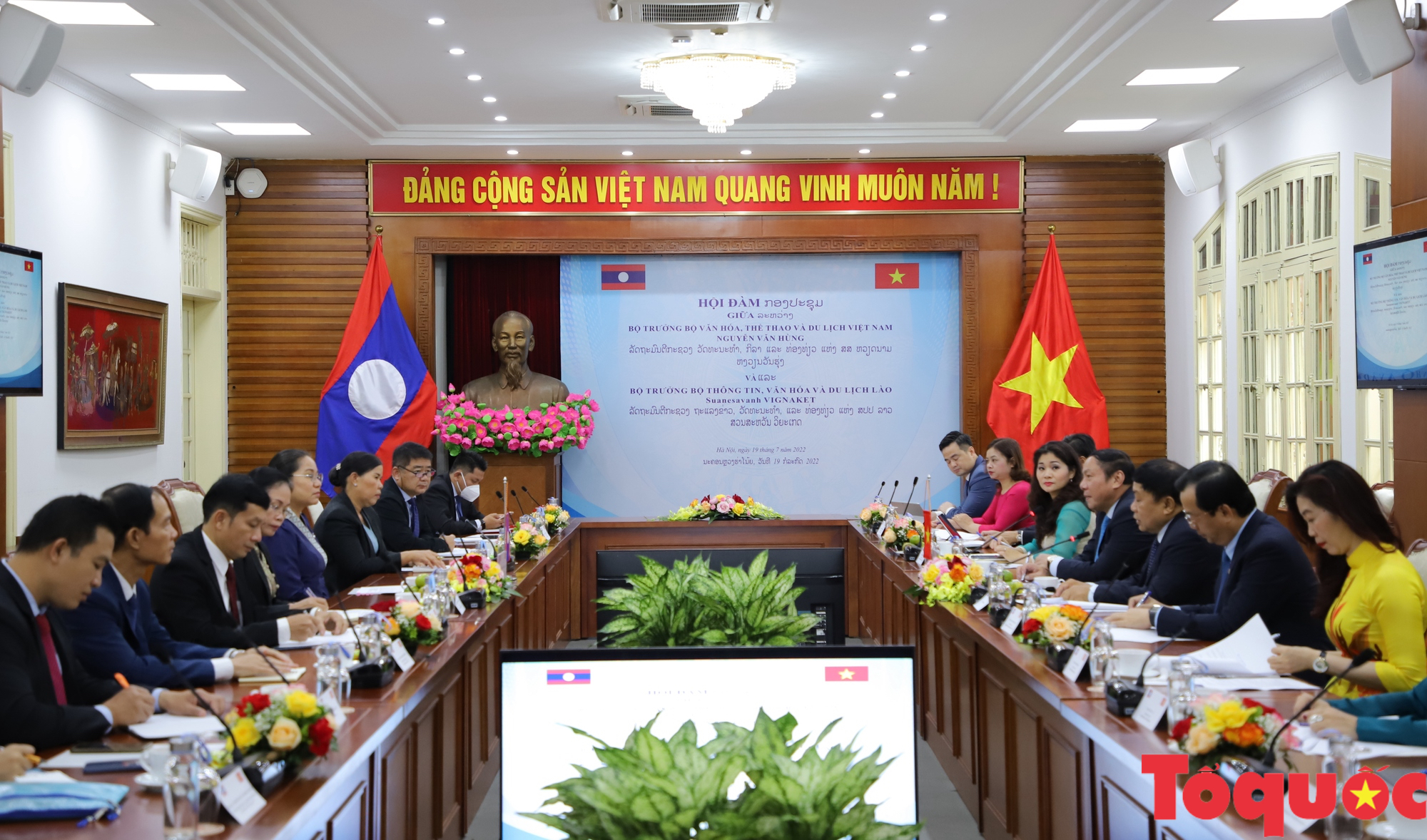 Bộ trưởng Nguyễn Văn Hùng hội đàm với Bộ trưởng Bộ Thông tin, Văn hóa và Du lịch Lào - Ảnh 3.