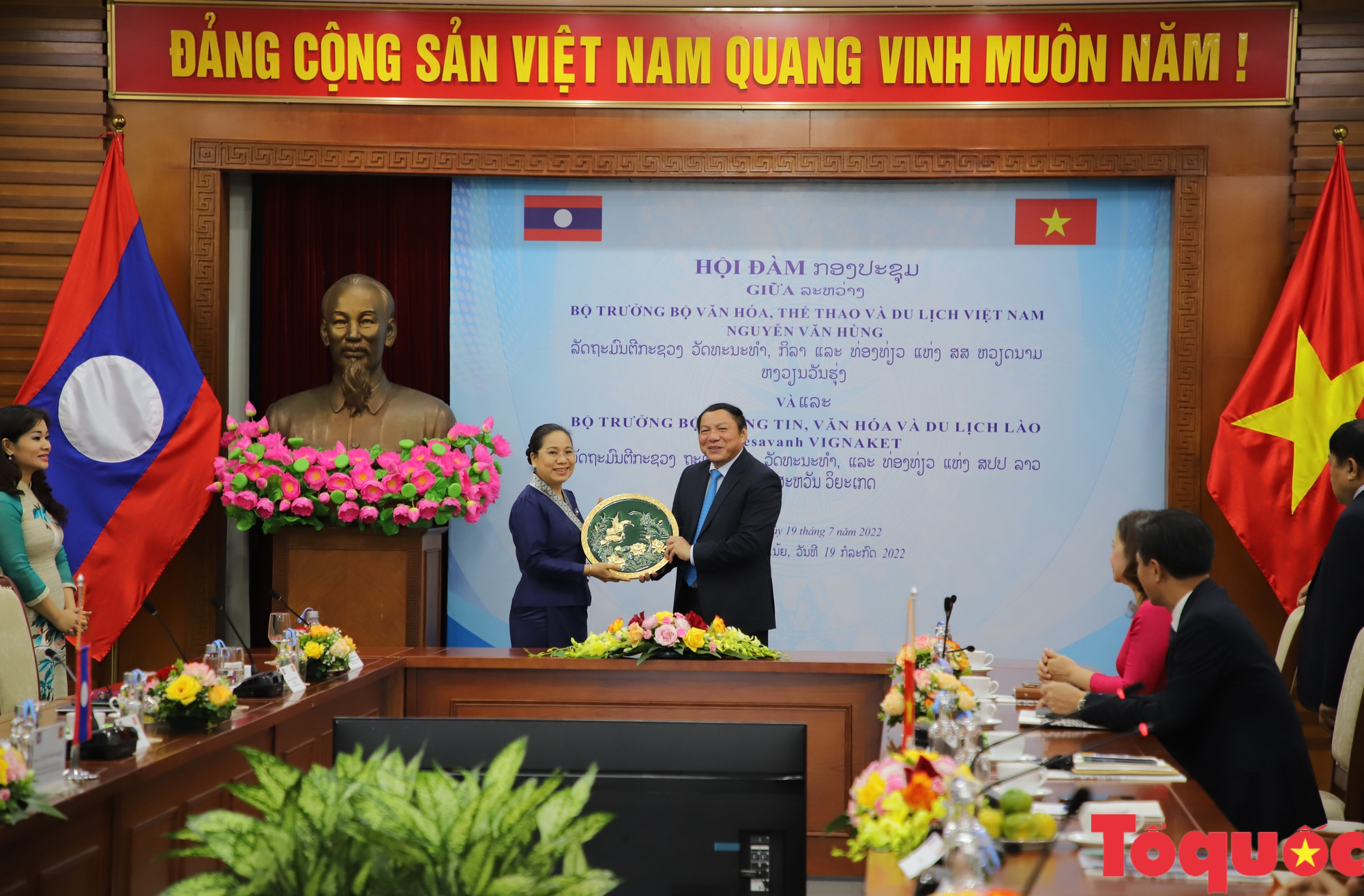 Bộ trưởng Nguyễn Văn Hùng hội đàm với Bộ trưởng Bộ Thông tin, Văn hóa và Du lịch Lào - Ảnh 4.