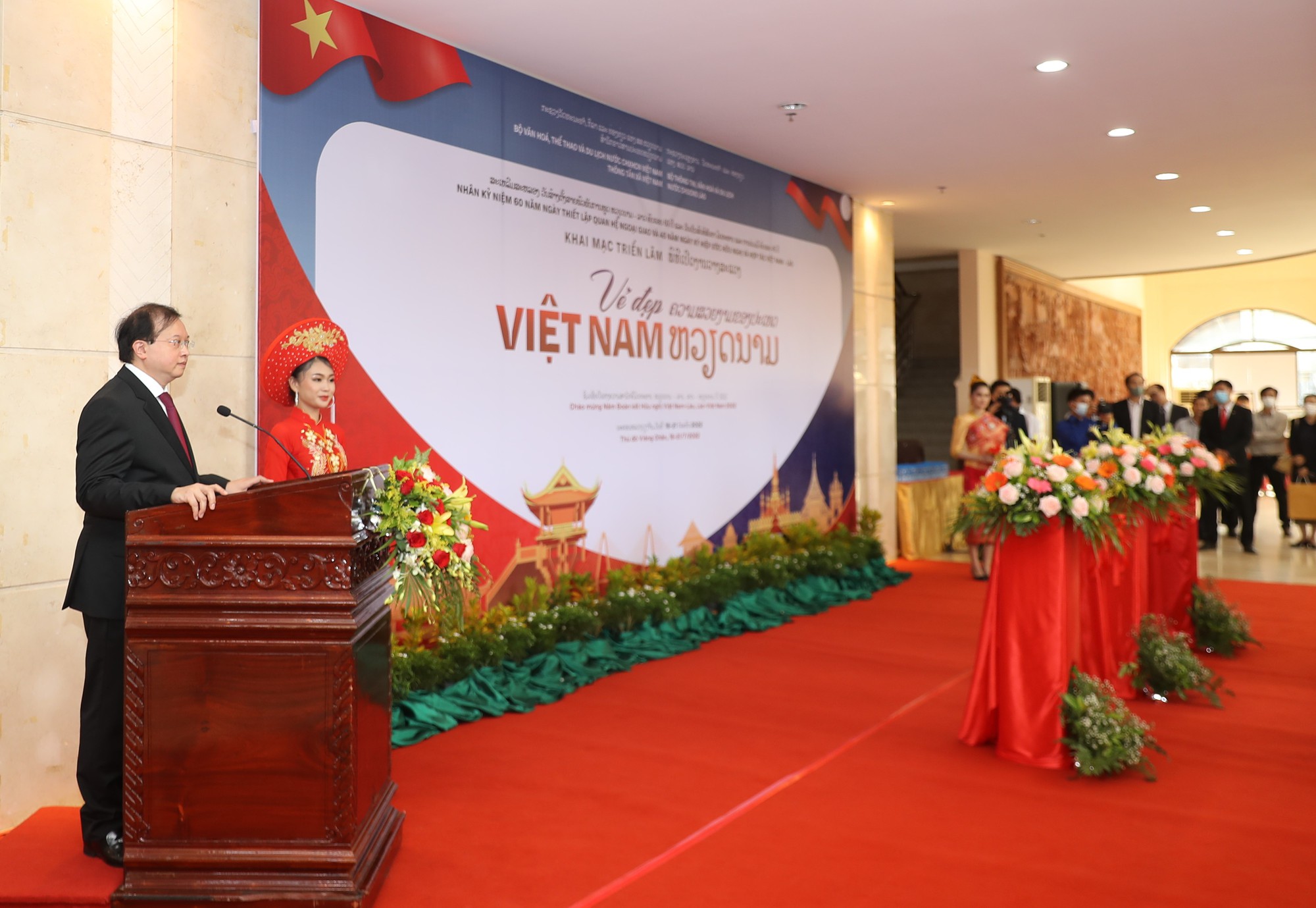 Khai mạc triển lãm &quot;Việt Nam tươi đẹp&quot; tại thủ đô Viêng Chăn, Lào - Ảnh 3.