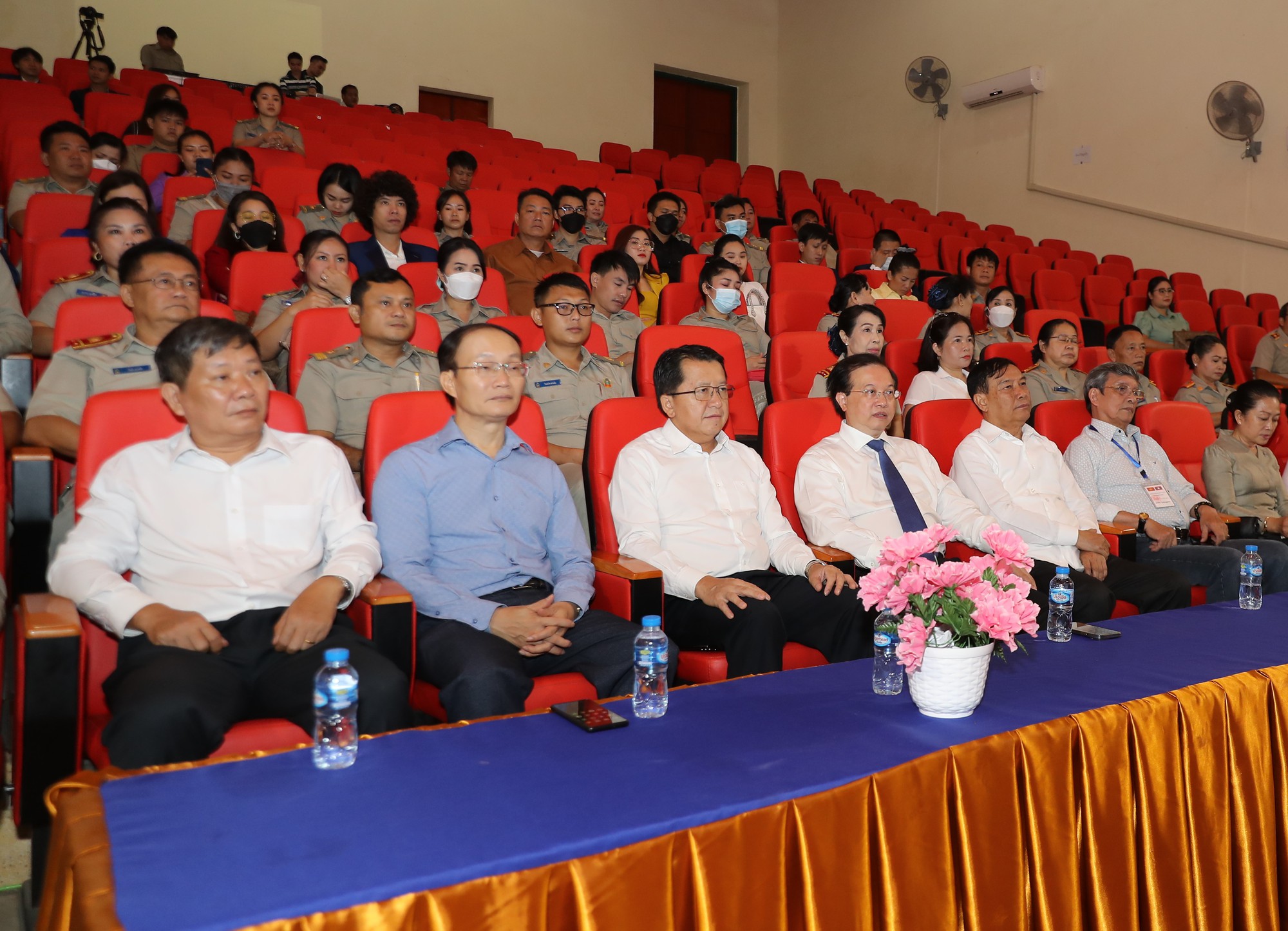 Thứ trưởng Tạ Quang Đông thăm và tặng quà Trường Nghệ thuật quốc gia Lào - Ảnh 1.