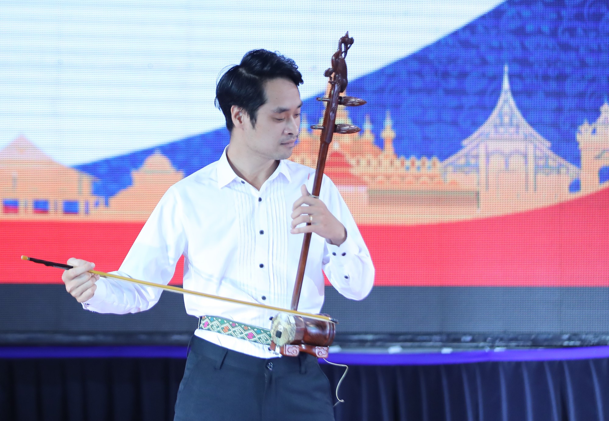 Thứ trưởng Tạ Quang Đông thăm và tặng quà Trường Nghệ thuật quốc gia Lào - Ảnh 8.