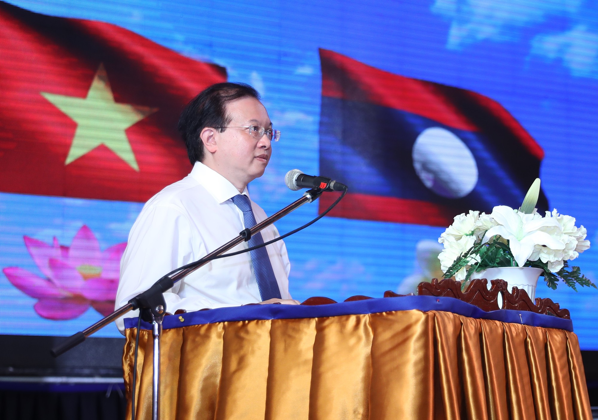 Thứ trưởng Tạ Quang Đông thăm và tặng quà Trường Nghệ thuật quốc gia Lào - Ảnh 2.