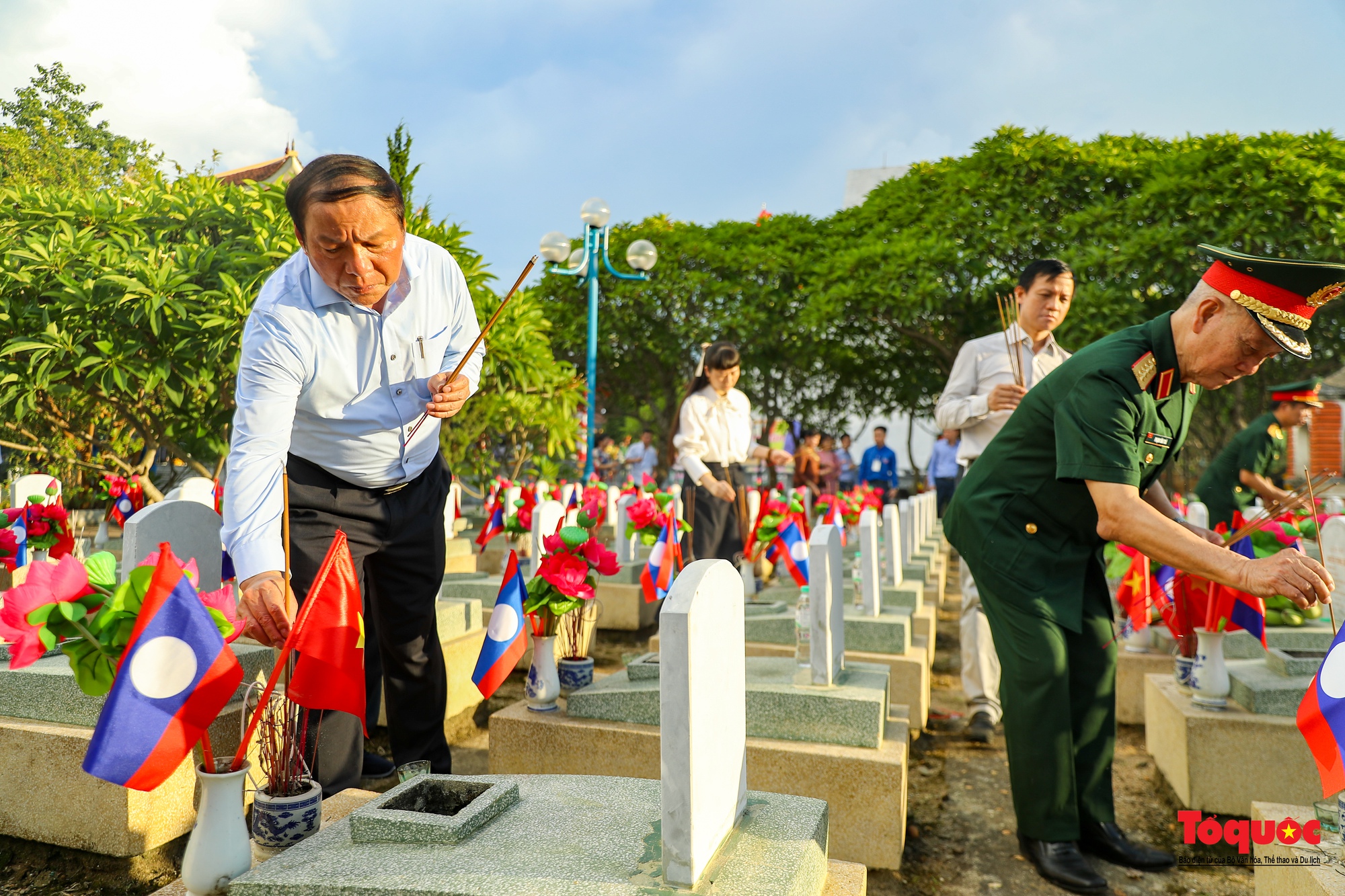 Thủ tướng dâng hương tưởng niệm Chủ tịch Hồ Chí Minh, tri ân anh hùng, liệt sĩ tại nghĩa trang liệt sĩ quốc tế Việt - Lào - Ảnh 11.