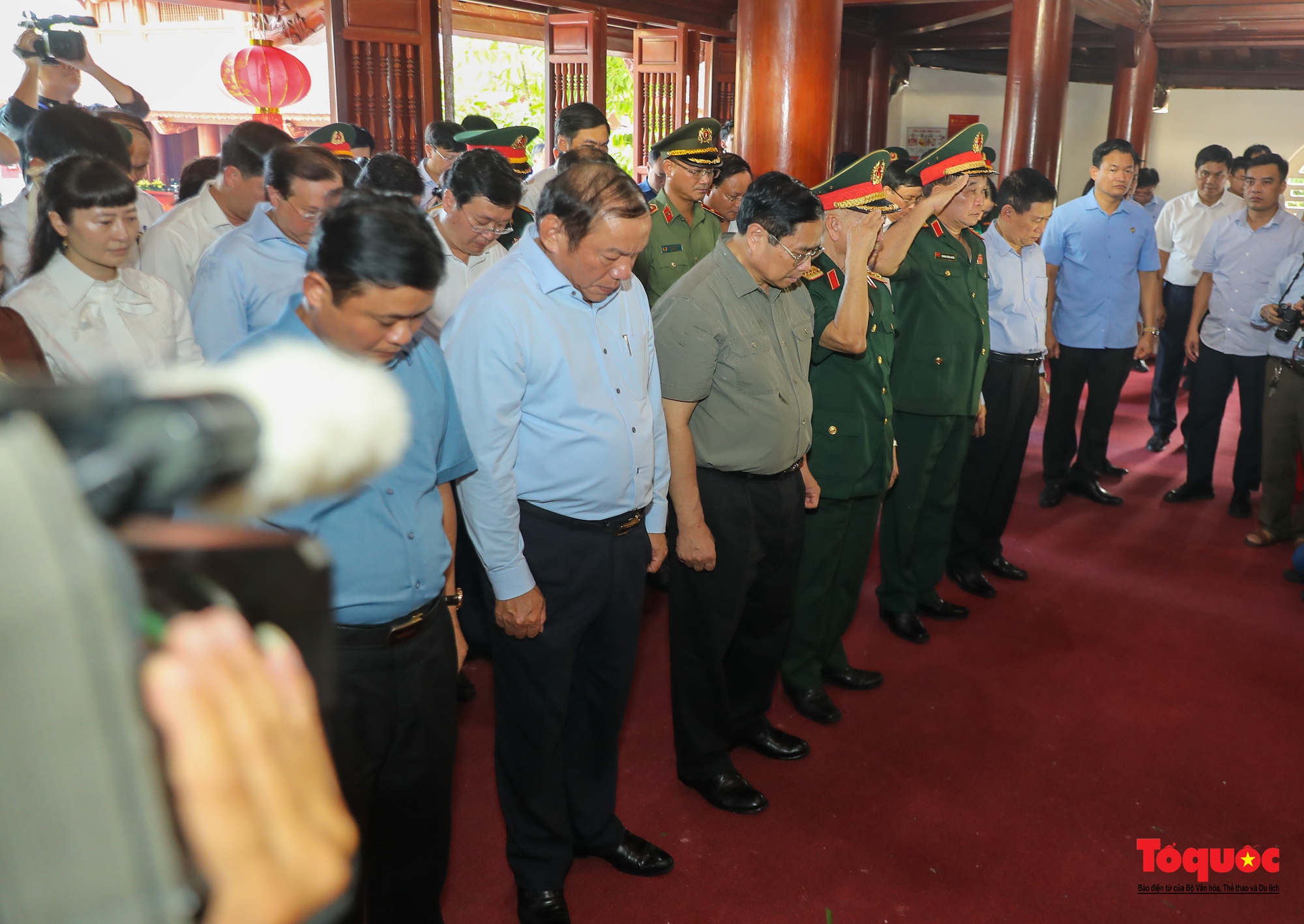 Thủ tướng dâng hương tưởng niệm Chủ tịch Hồ Chí Minh, tri ân anh hùng, liệt sĩ tại nghĩa trang liệt sĩ quốc tế Việt - Lào - Ảnh 4.
