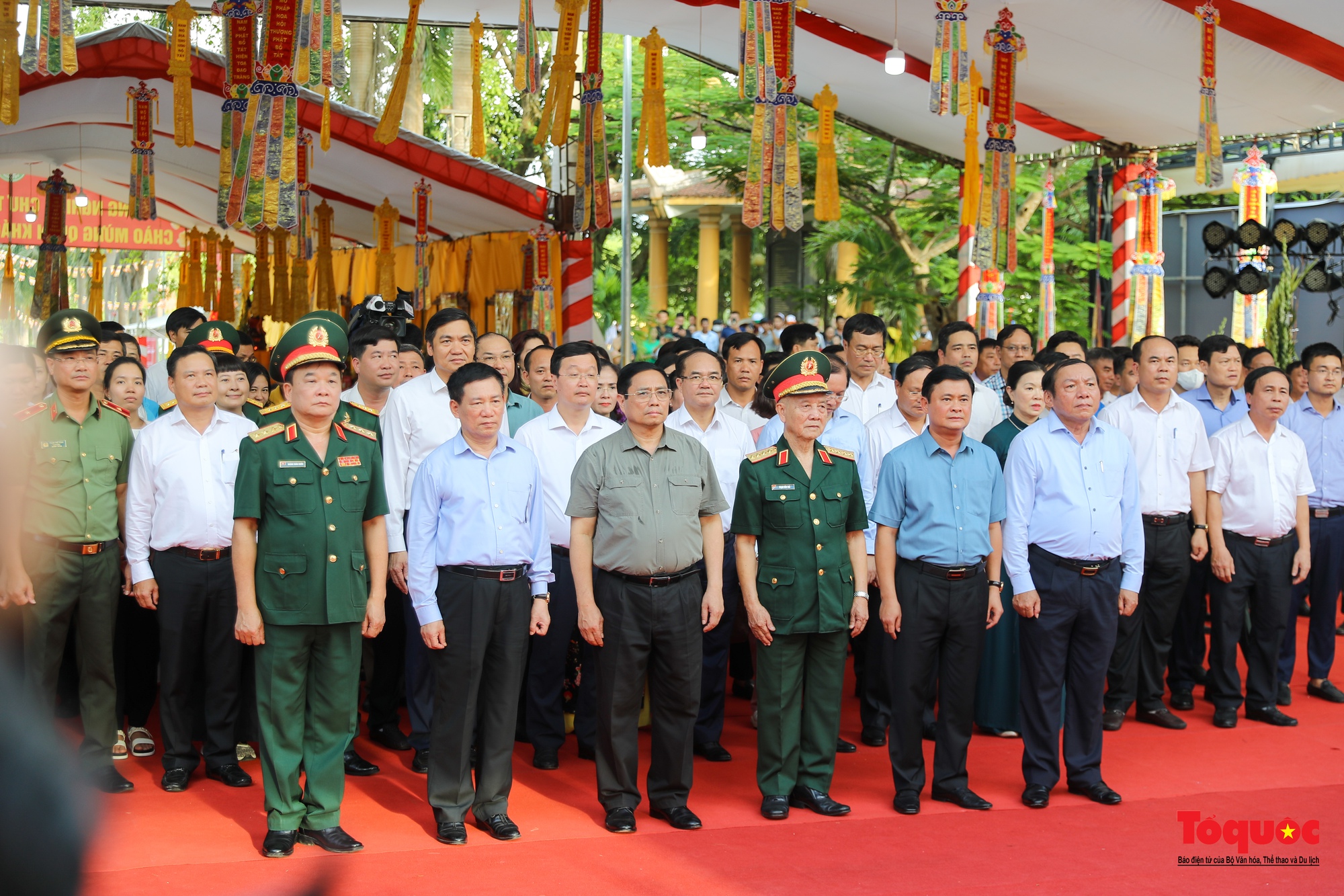 Thủ tướng dâng hương tưởng niệm Chủ tịch Hồ Chí Minh, tri ân anh hùng, liệt sĩ tại nghĩa trang liệt sĩ quốc tế Việt - Lào - Ảnh 6.