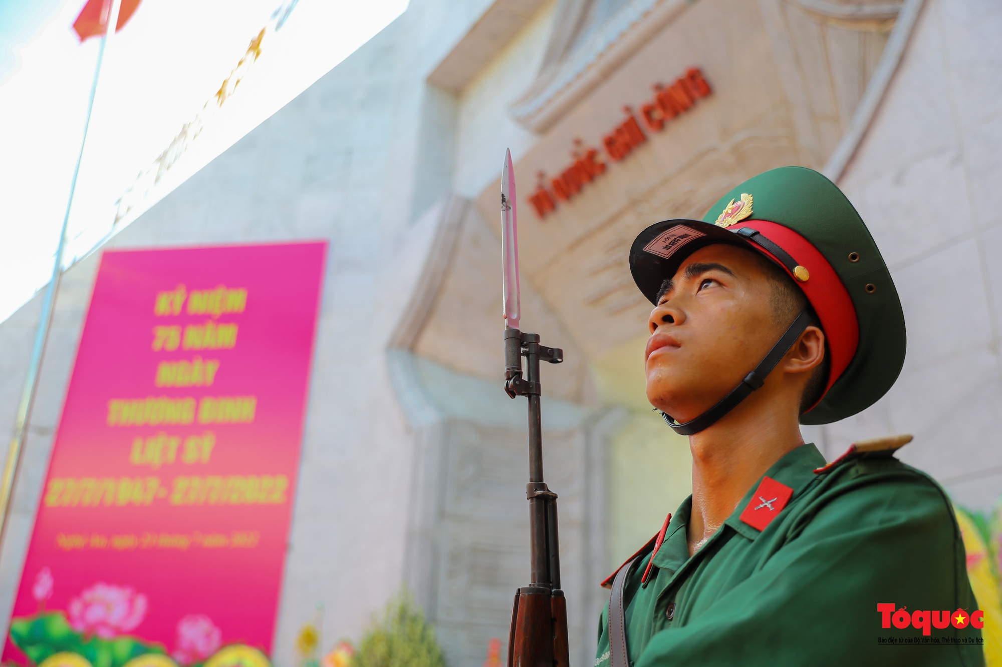 Thủ tướng dâng hương tưởng niệm Chủ tịch Hồ Chí Minh, tri ân anh hùng, liệt sĩ tại nghĩa trang liệt sĩ quốc tế Việt - Lào - Ảnh 13.