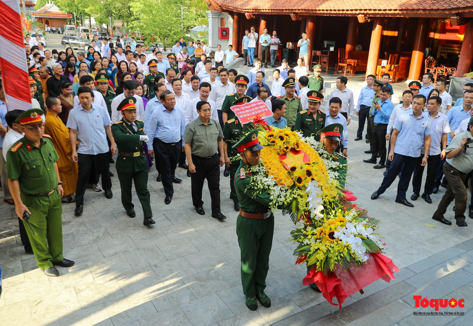 Thủ tướng dâng hương tưởng niệm Chủ tịch Hồ Chí Minh, tri ân anh hùng, liệt sĩ tại nghĩa trang liệt sĩ quốc tế Việt - Lào - Ảnh 1.