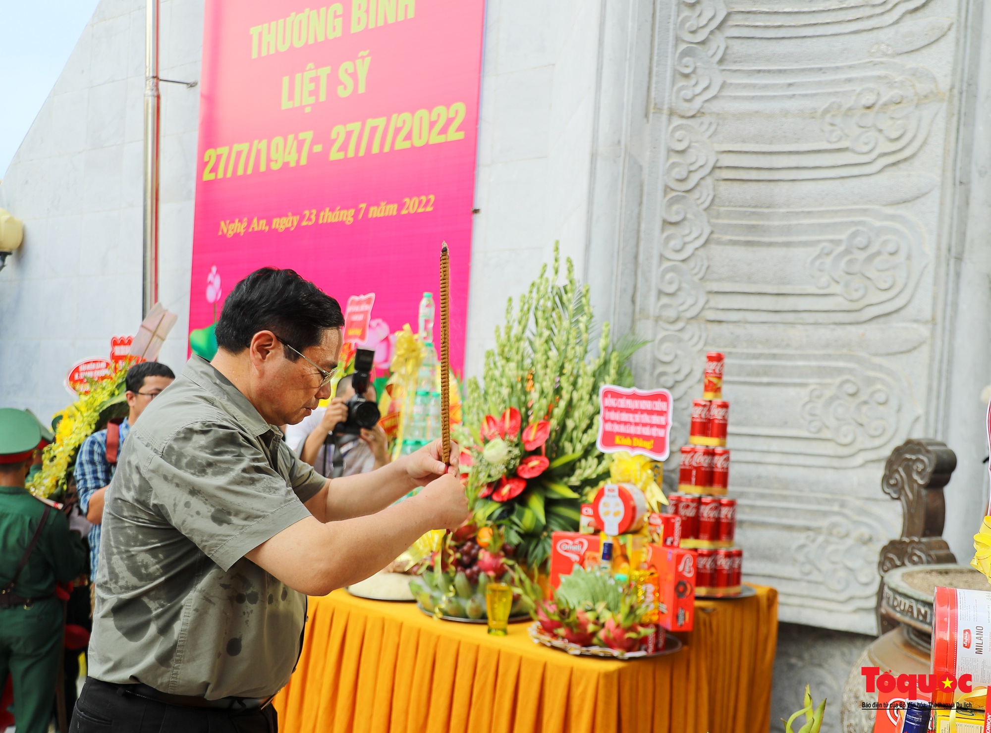 Thủ tướng dâng hương tưởng niệm Chủ tịch Hồ Chí Minh, tri ân anh hùng, liệt sĩ tại nghĩa trang liệt sĩ quốc tế Việt - Lào - Ảnh 7.
