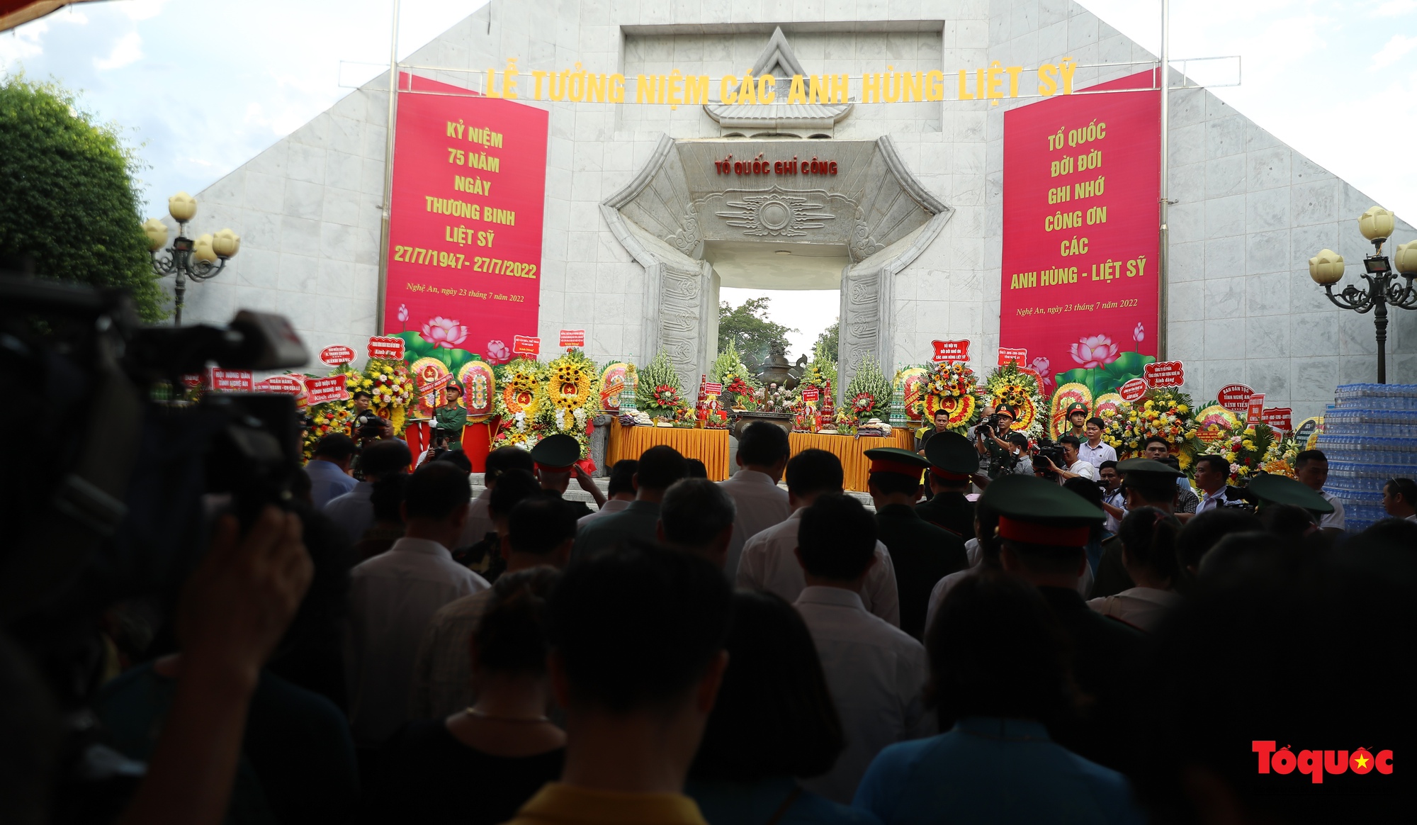 Thủ tướng dâng hương tưởng niệm Chủ tịch Hồ Chí Minh, tri ân anh hùng, liệt sĩ tại nghĩa trang liệt sĩ quốc tế Việt - Lào - Ảnh 9.