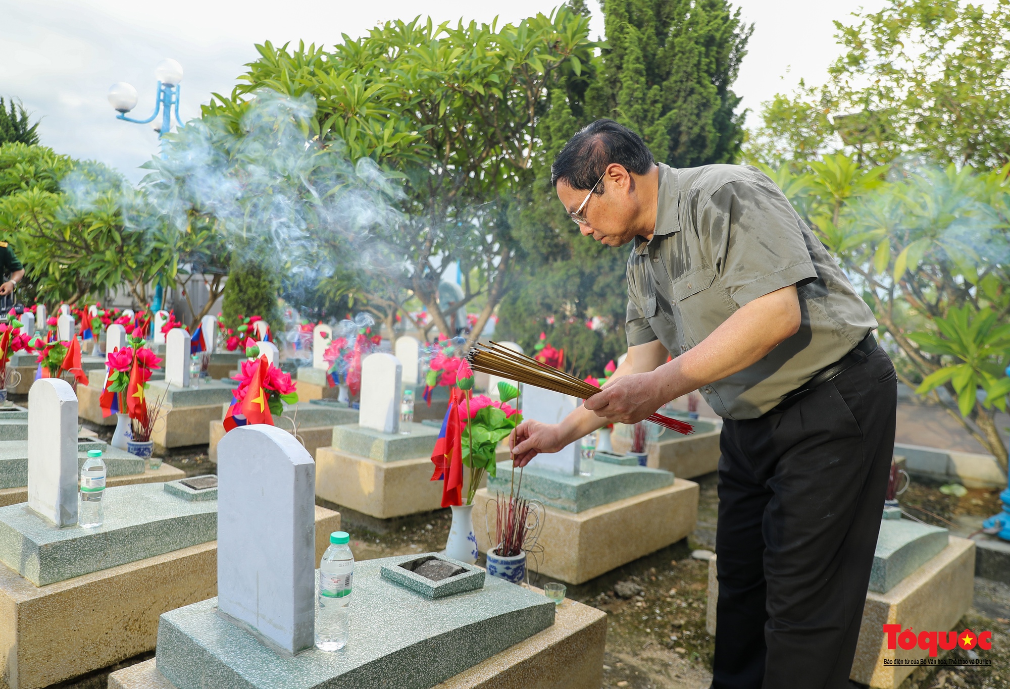 Thủ tướng dâng hương tưởng niệm Chủ tịch Hồ Chí Minh, tri ân anh hùng, liệt sĩ tại nghĩa trang liệt sĩ quốc tế Việt - Lào - Ảnh 10.