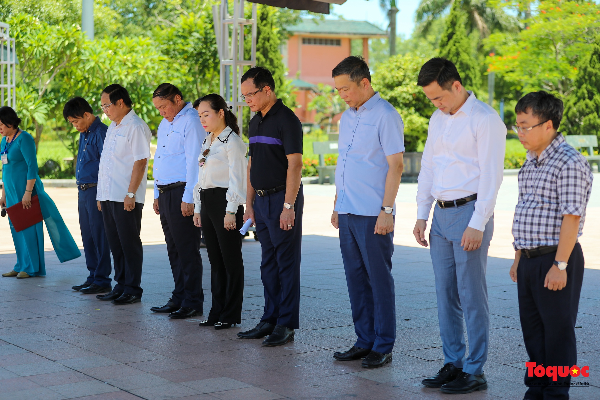 Bộ trưởng Bộ VHTTDL Nguyễn Văn Hùng dâng hương tri ân các liệt sỹ và tặng quà cho các cựu TNXP Quảng Trị - Ảnh 14.