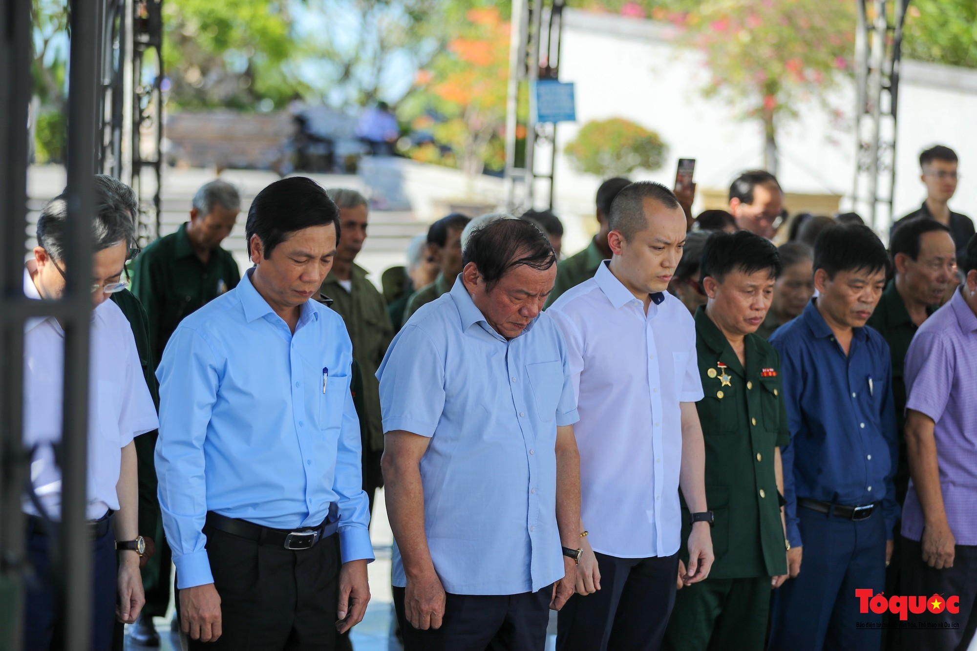 Bộ trưởng Bộ VHTTDL Nguyễn Văn Hùng dâng hương tri ân các liệt sỹ và tặng quà cho các cựu TNXP Quảng Trị - Ảnh 7.
