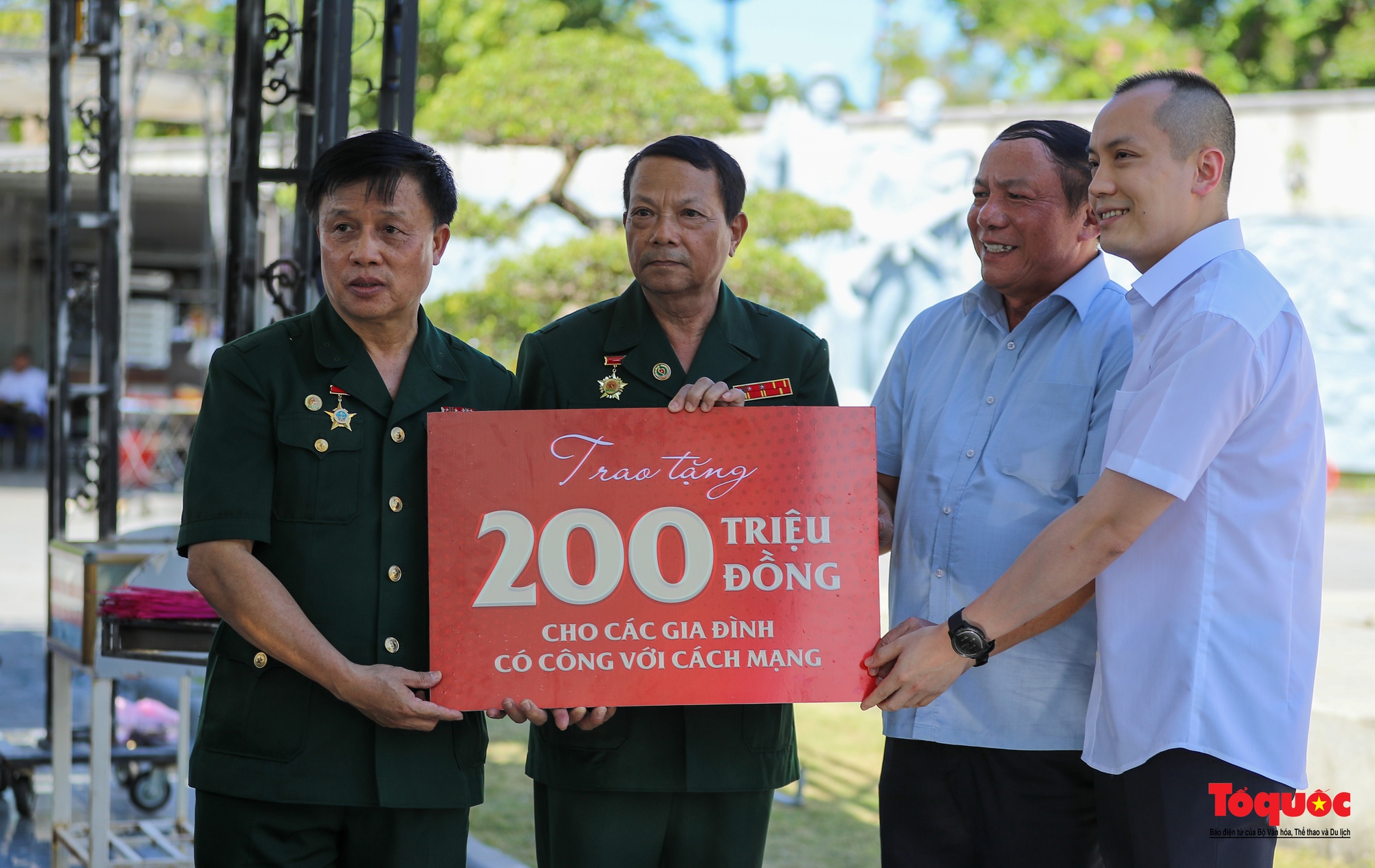 Bộ trưởng Bộ VHTTDL Nguyễn Văn Hùng dâng hương tri ân các liệt sỹ và tặng quà cho các cựu TNXP Quảng Trị - Ảnh 11.