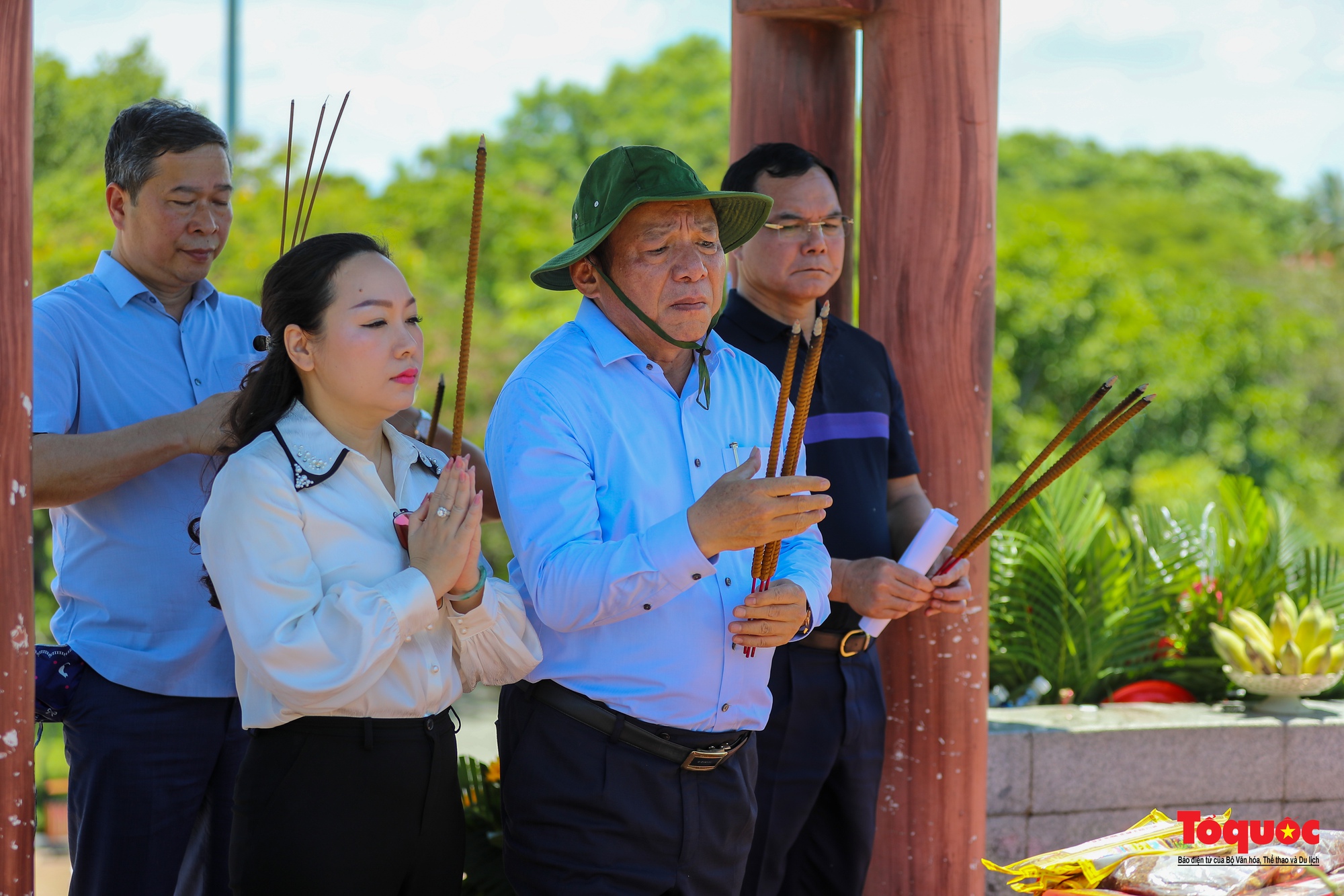 Bộ trưởng Bộ VHTTDL Nguyễn Văn Hùng dâng hương tri ân các liệt sỹ và tặng quà cho các cựu TNXP Quảng Trị - Ảnh 16.