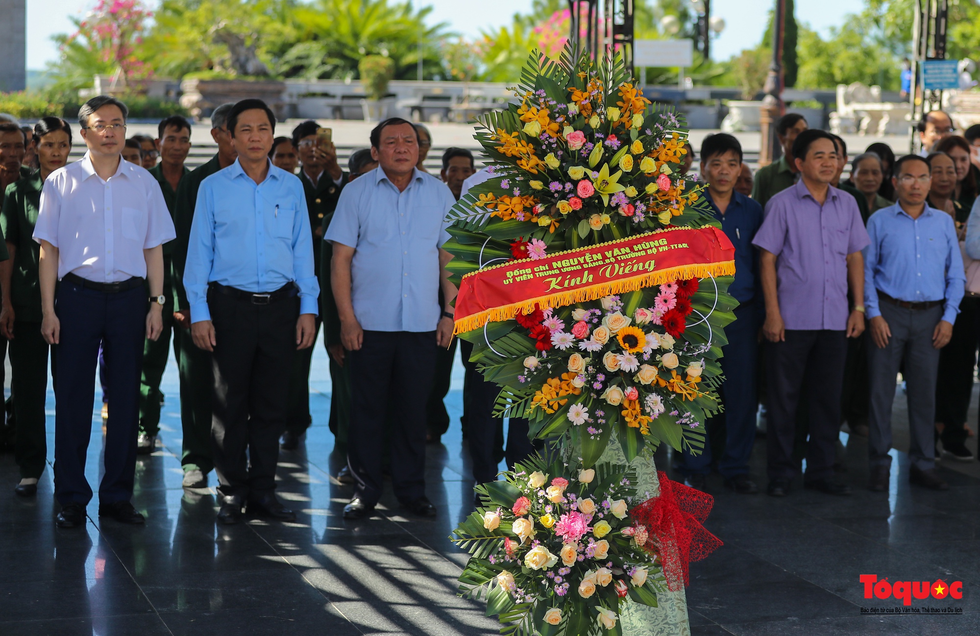 Bộ trưởng Bộ VHTTDL Nguyễn Văn Hùng dâng hương tri ân các liệt sỹ và tặng quà cho các cựu TNXP Quảng Trị - Ảnh 3.