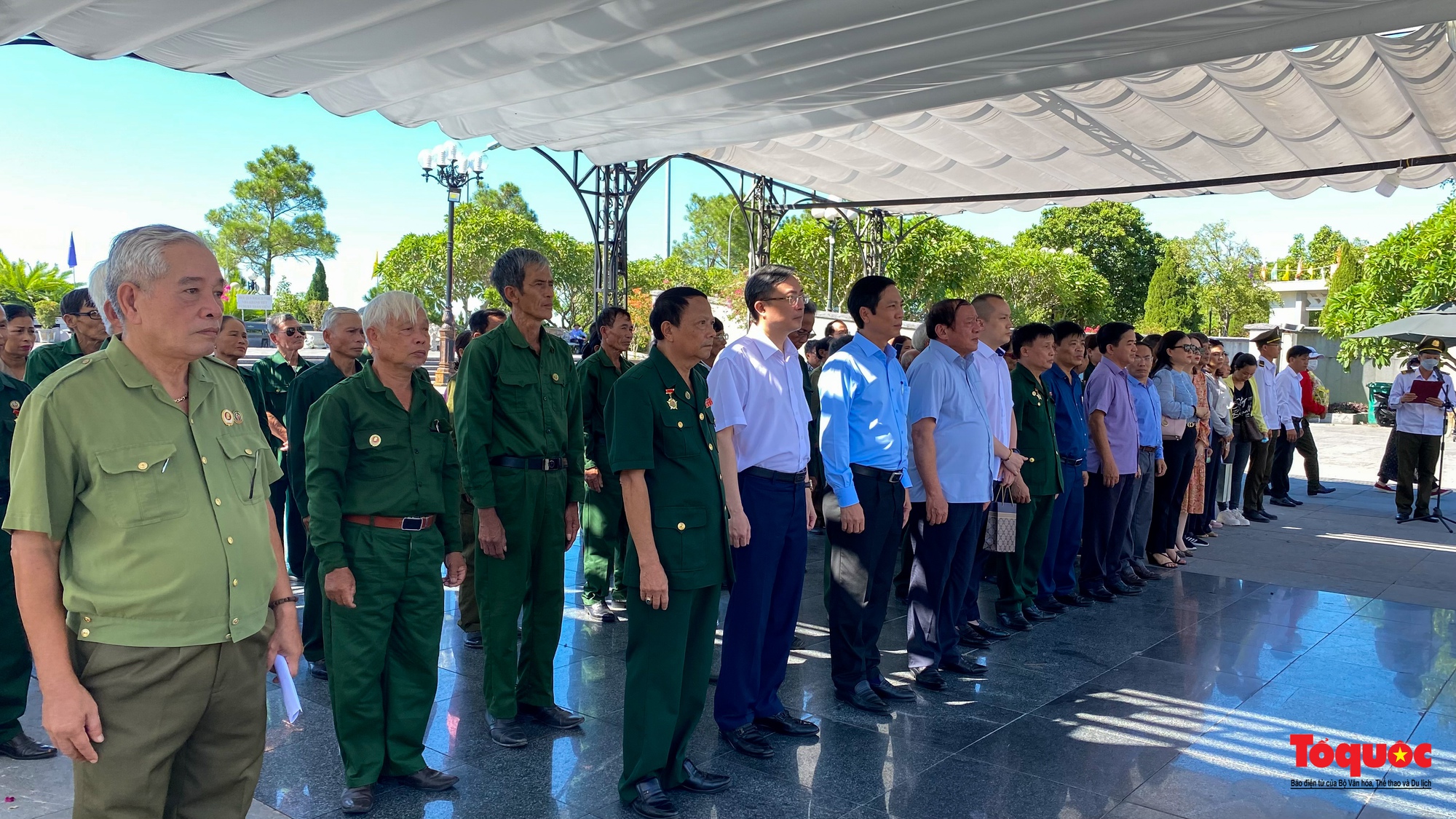 Bộ trưởng Bộ VHTTDL Nguyễn Văn Hùng dâng hương tri ân các liệt sỹ và tặng quà cho các cựu TNXP Quảng Trị - Ảnh 2.