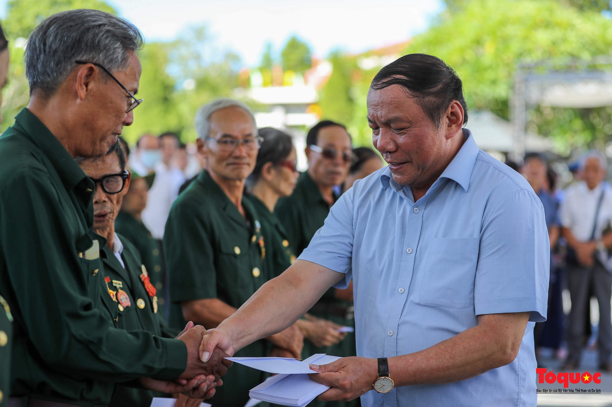 Bộ trưởng Bộ VHTTDL Nguyễn Văn Hùng dâng hương tri ân các liệt sỹ và tặng quà cho các cựu TNXP Quảng Trị - Ảnh 12.