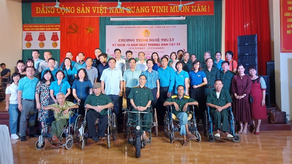 Công đoàn Bộ VHTTDL thăm, tặng quà tri ân và biểu diễn nghệ thuật tại Phú Thọ - Ảnh 1.